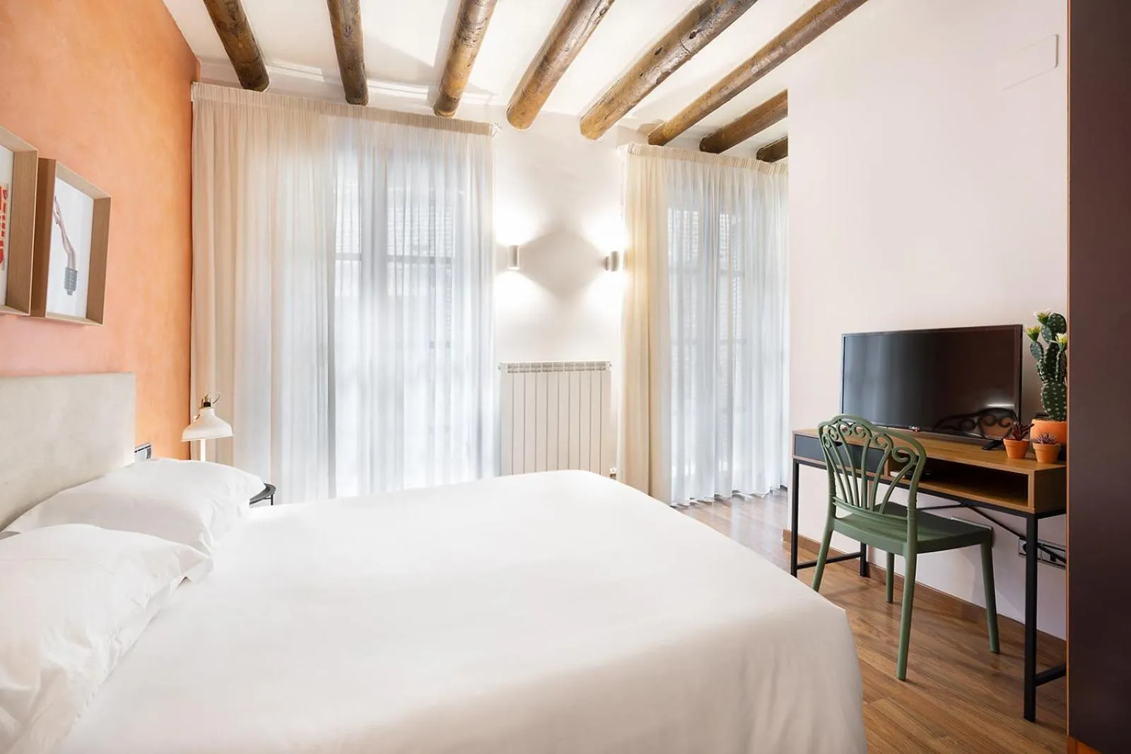 Bed in Hostal Pichorradicas