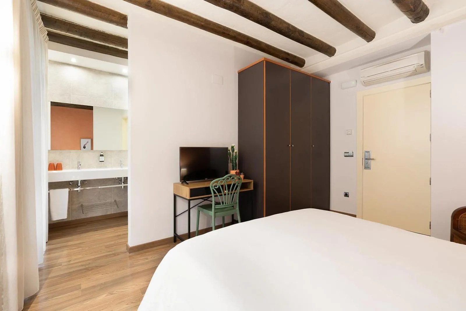 Bed in Hostal Pichorradicas