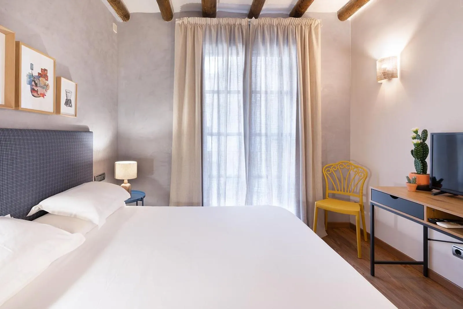 Bed in Hostal Pichorradicas