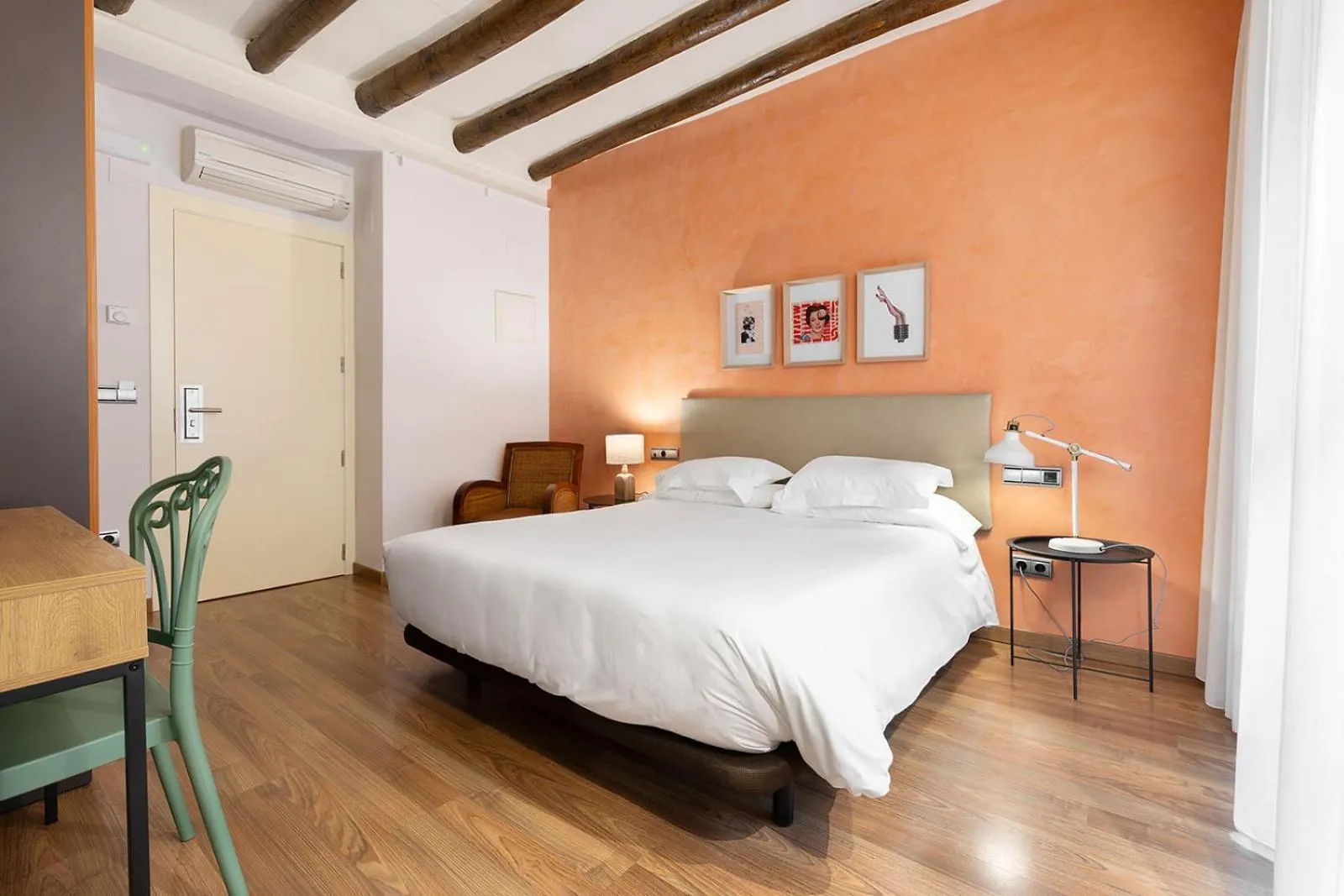Bed in Hostal Pichorradicas