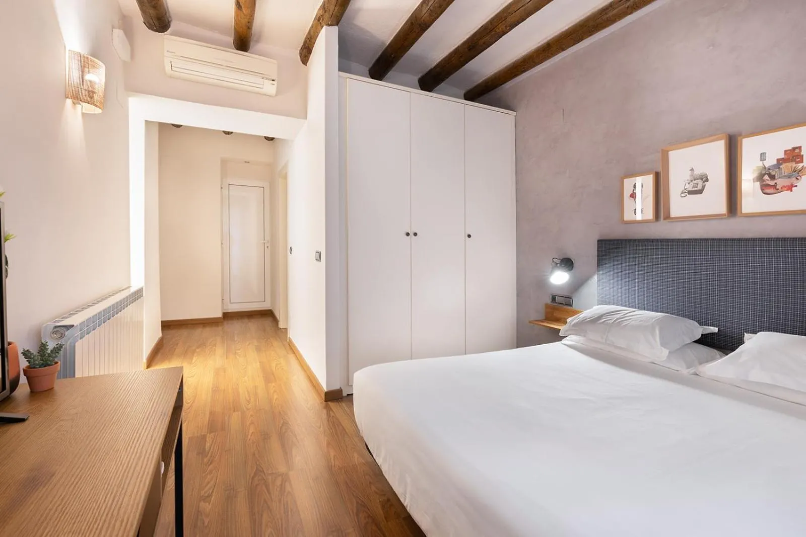 Bed in Hostal Pichorradicas