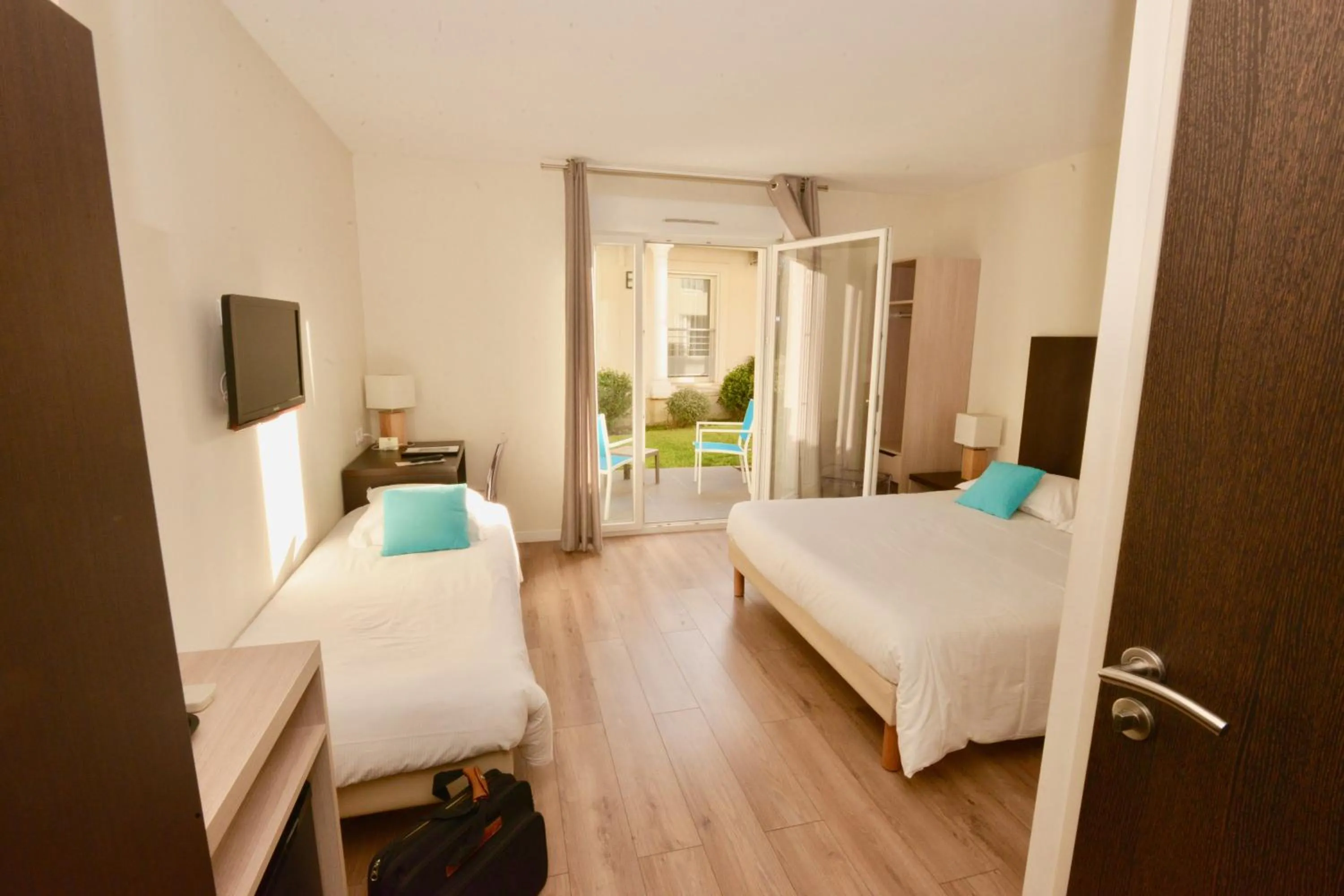 Patio, Bed in Hôtel Villa Sophia - ADULTS ONLY JULY AND AUGUST