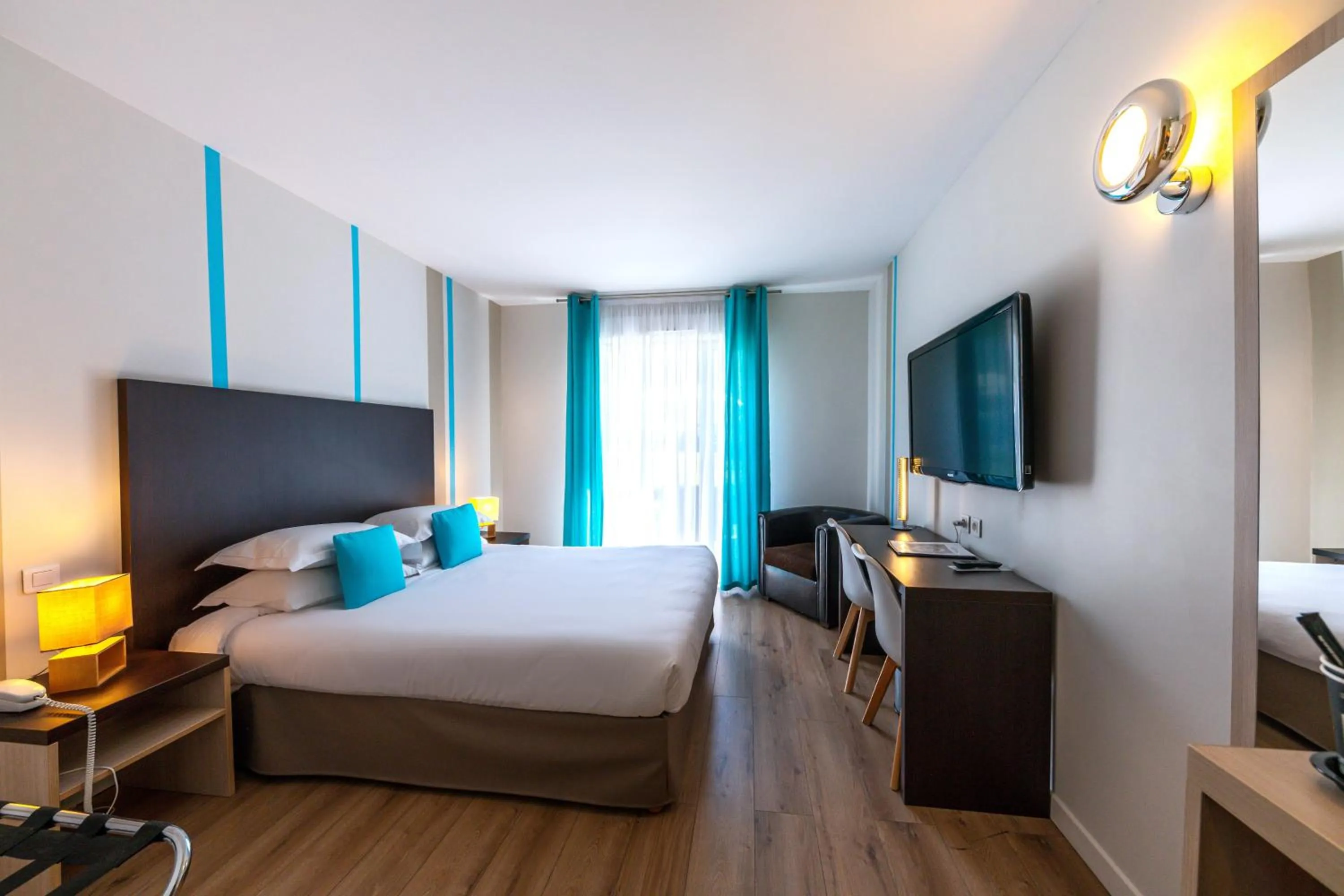 Photo of the whole room, Bed in Hôtel Villa Sophia - ADULTS ONLY JULY AND AUGUST