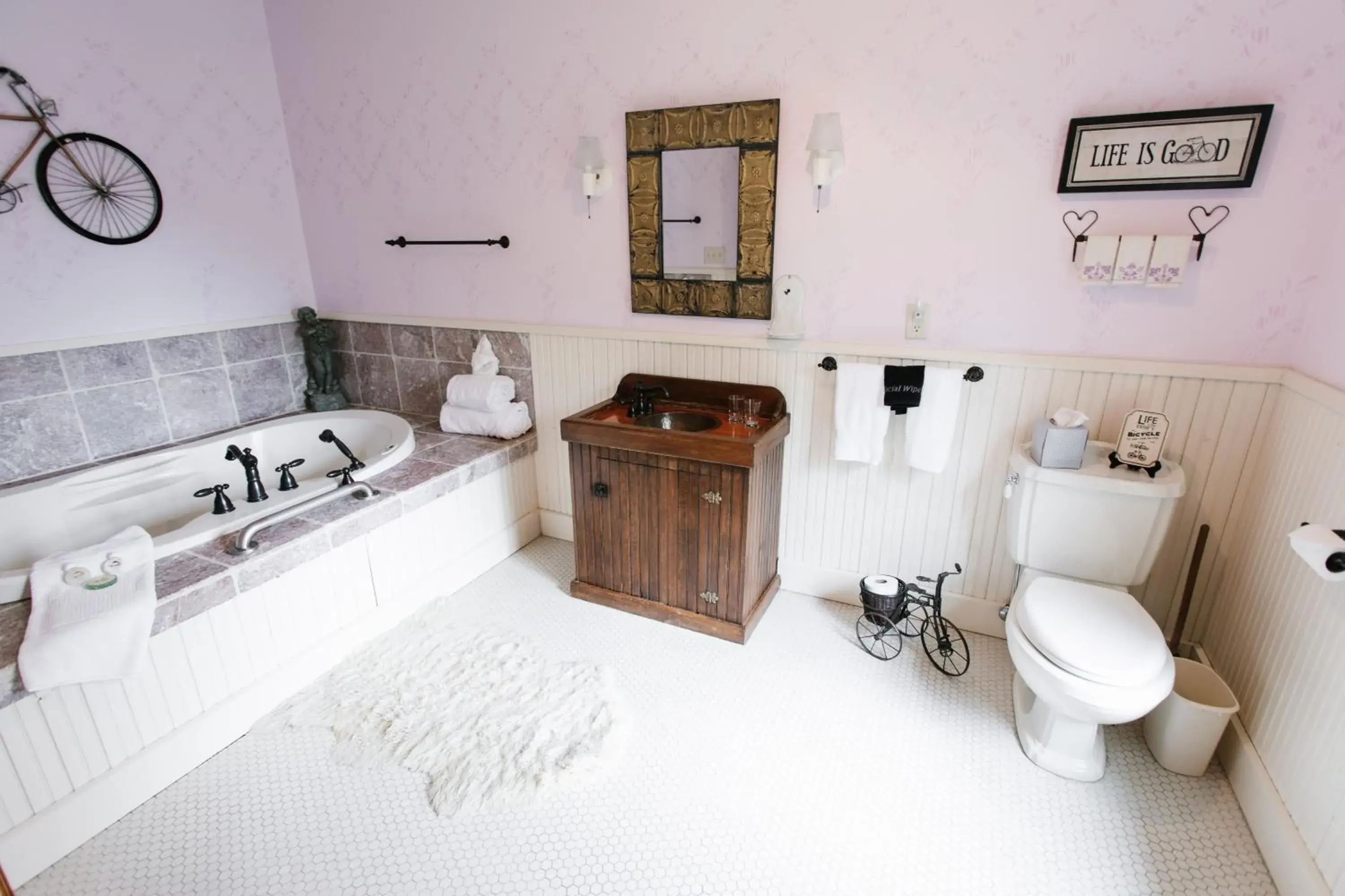 Standard Queen Room in Round Barn Farm B & B Event Center Standard Queen Room in Round Barn Farm B & B Event Center