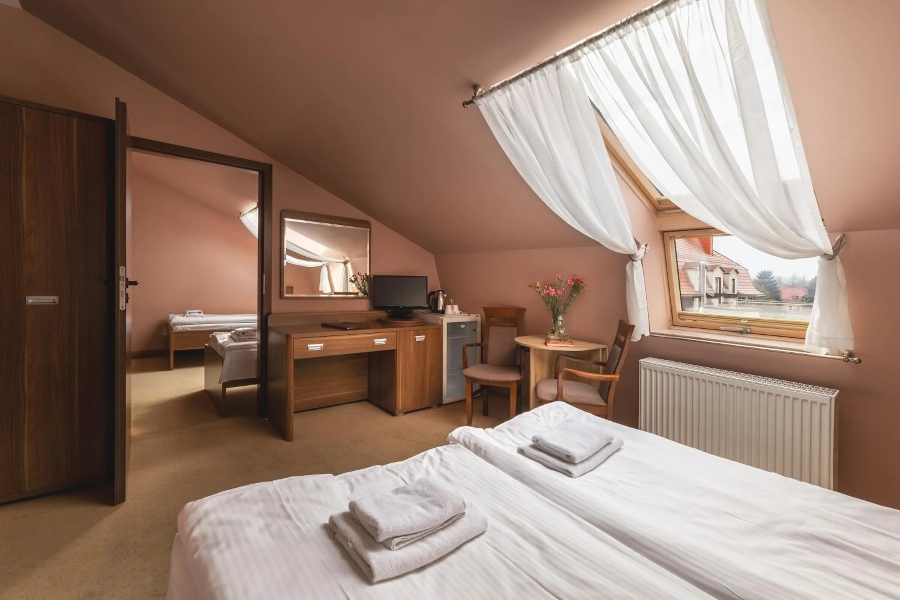 Bathroom, Bed in Paria Hotel