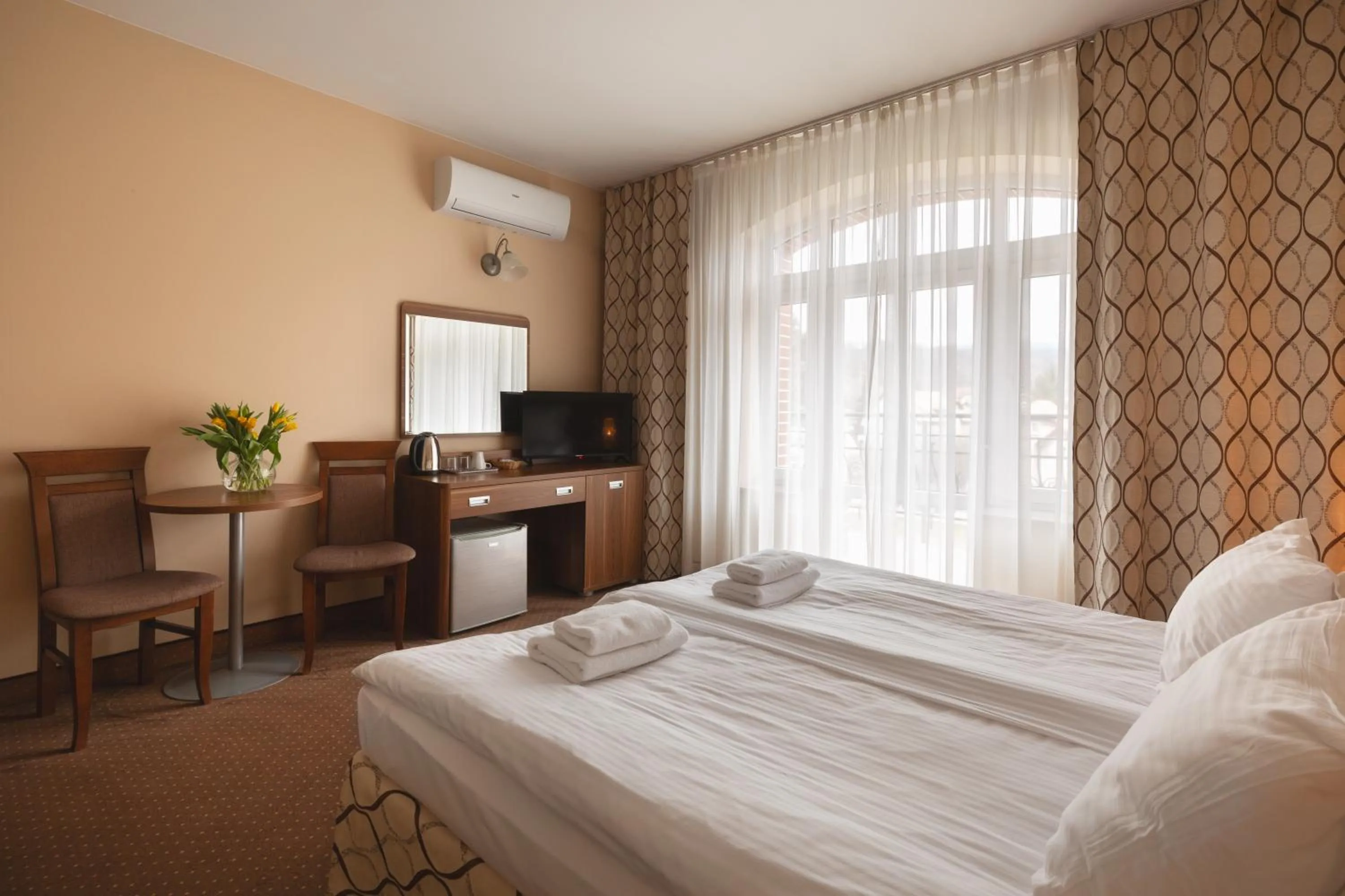 Parking, Bed in Paria Hotel