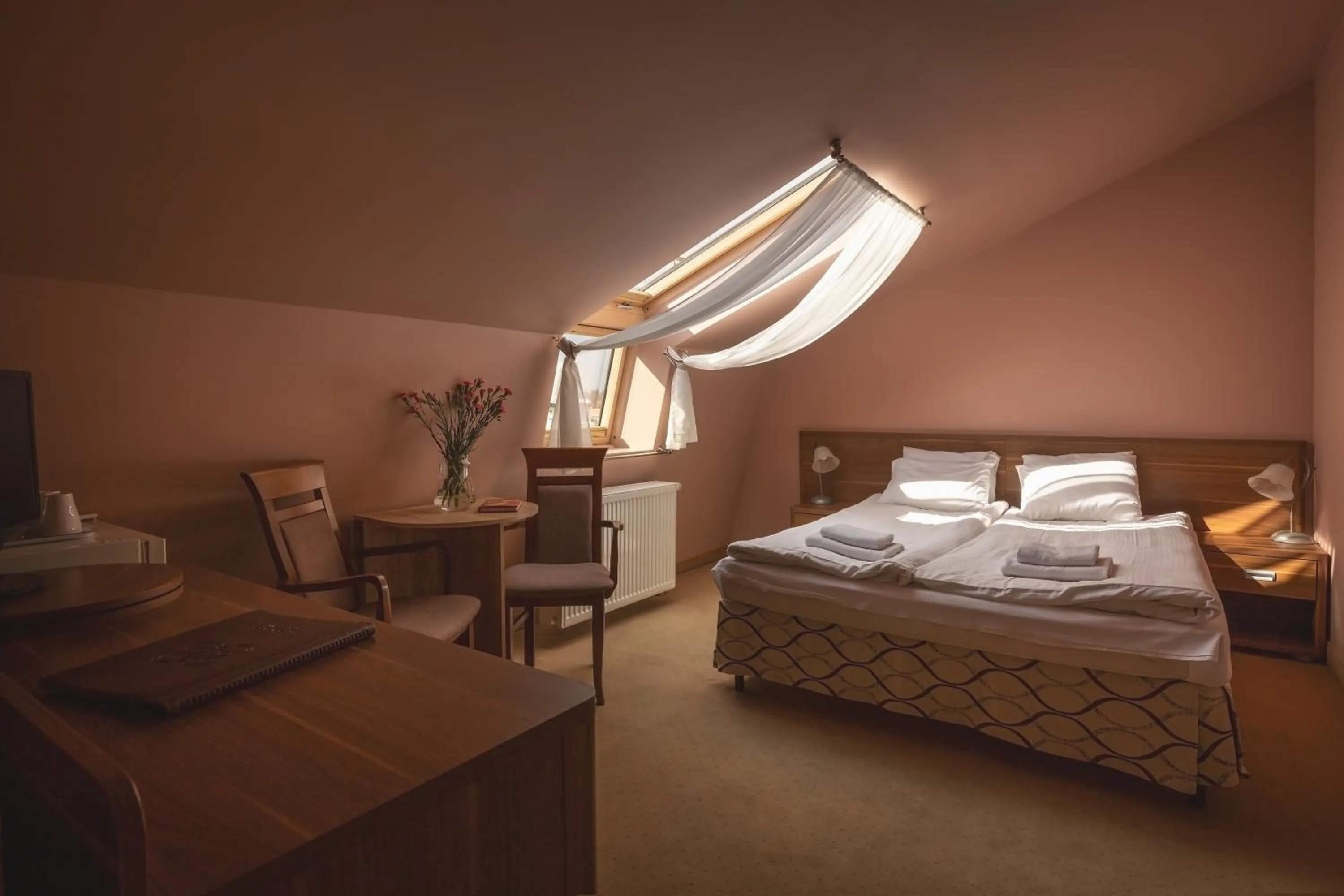 Parking, Bed in Paria Hotel