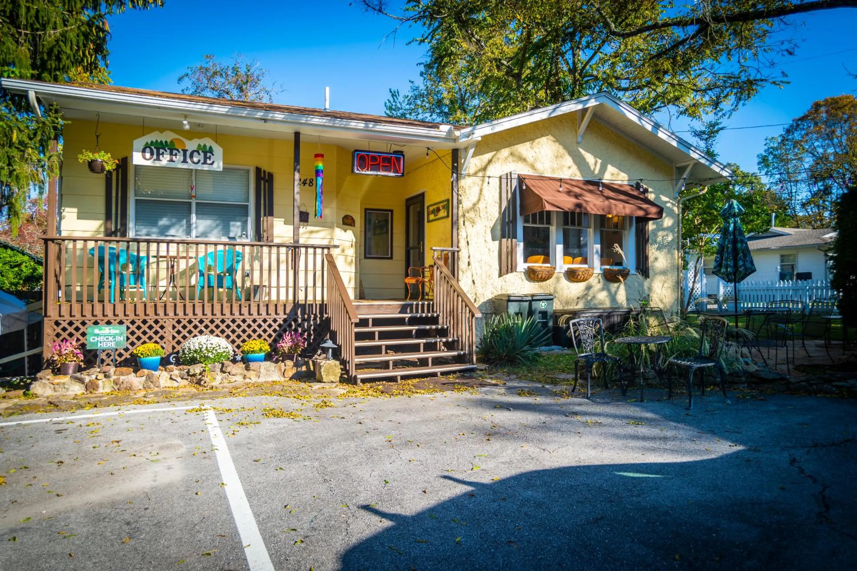 Property building in Sherwood Court Cottages & Guest Rooms