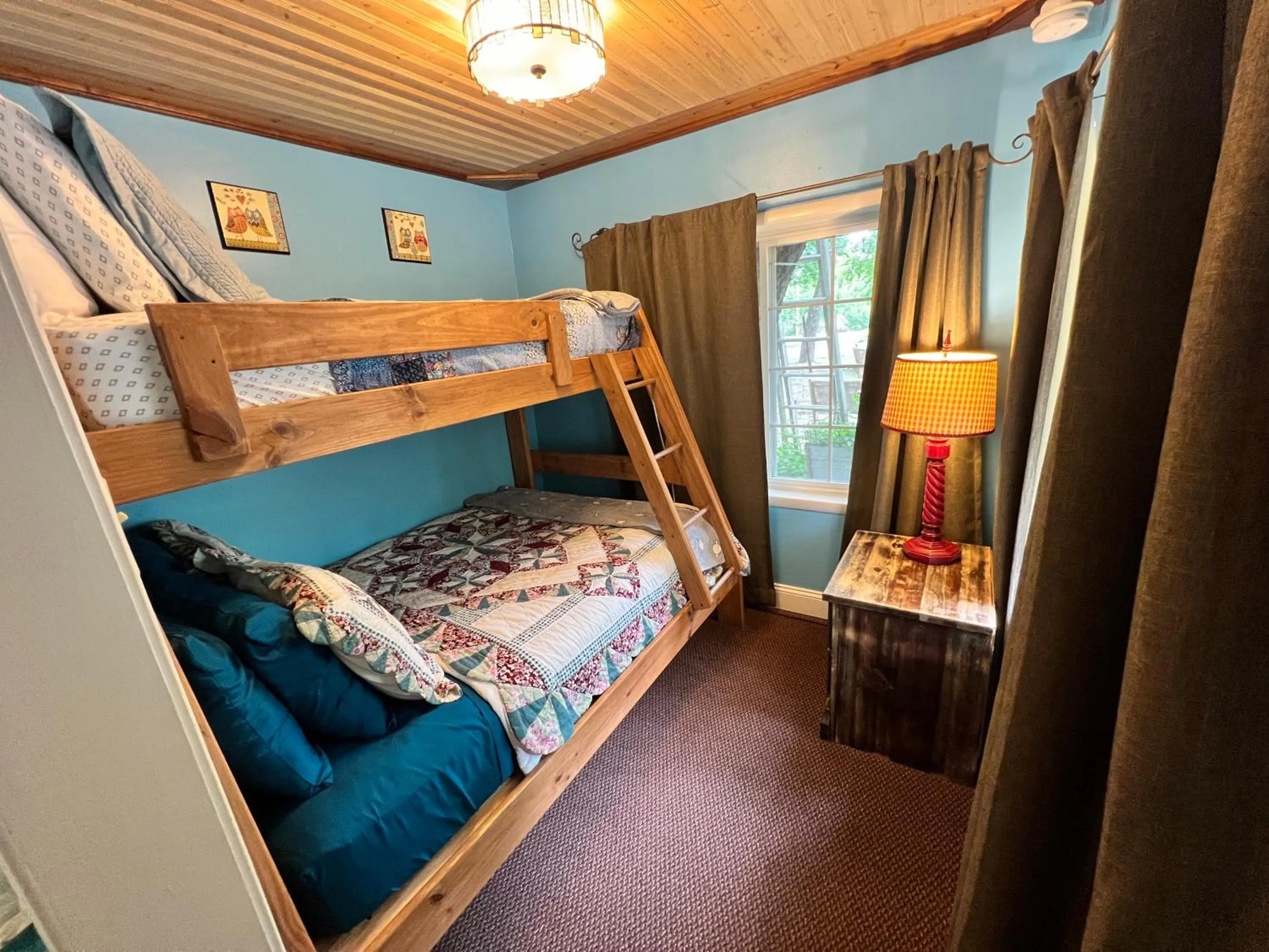 Bedroom, Bed in Sherwood Court Cottages & Guest Rooms
