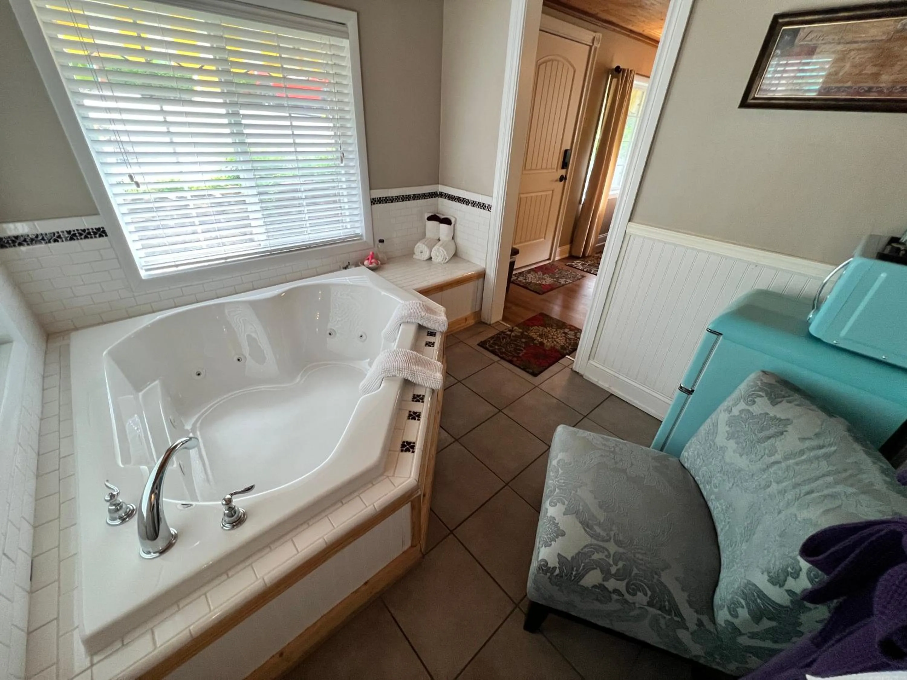 Hot Tub in Sherwood Court Cottages & Guest Rooms
