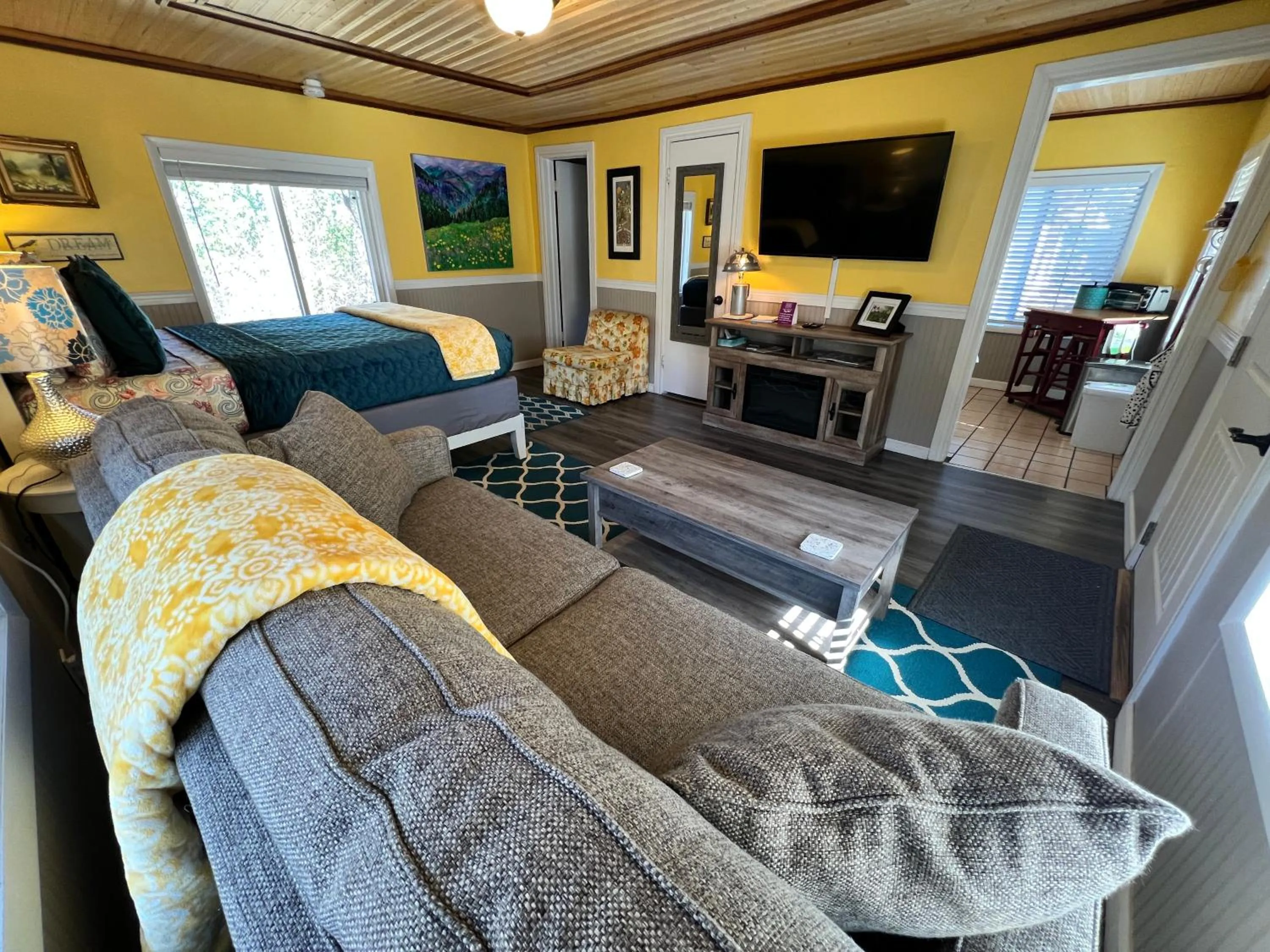 TV and multimedia in Sherwood Court Cottages & Guest Rooms