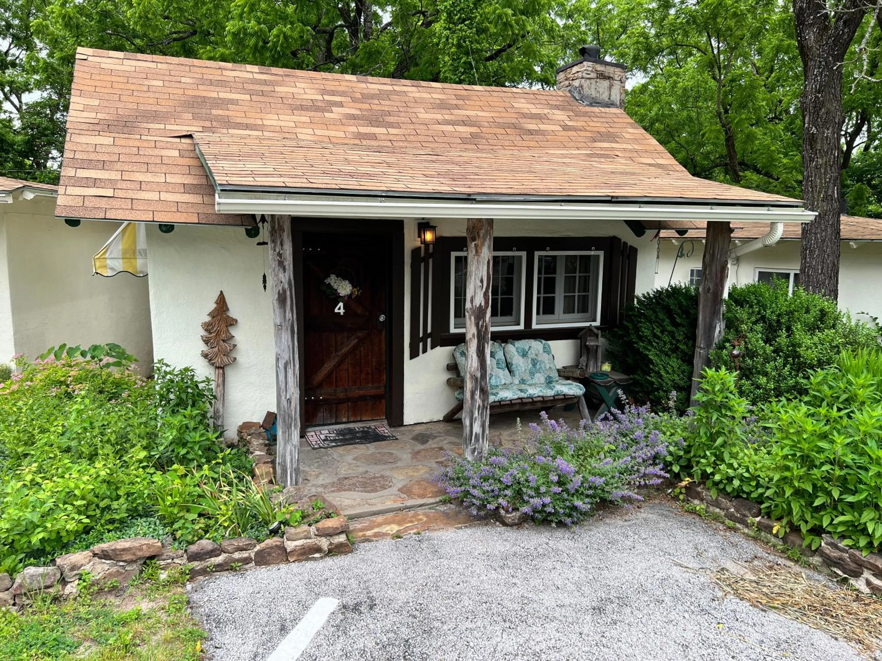 Property building in Sherwood Court Cottages & Guest Rooms