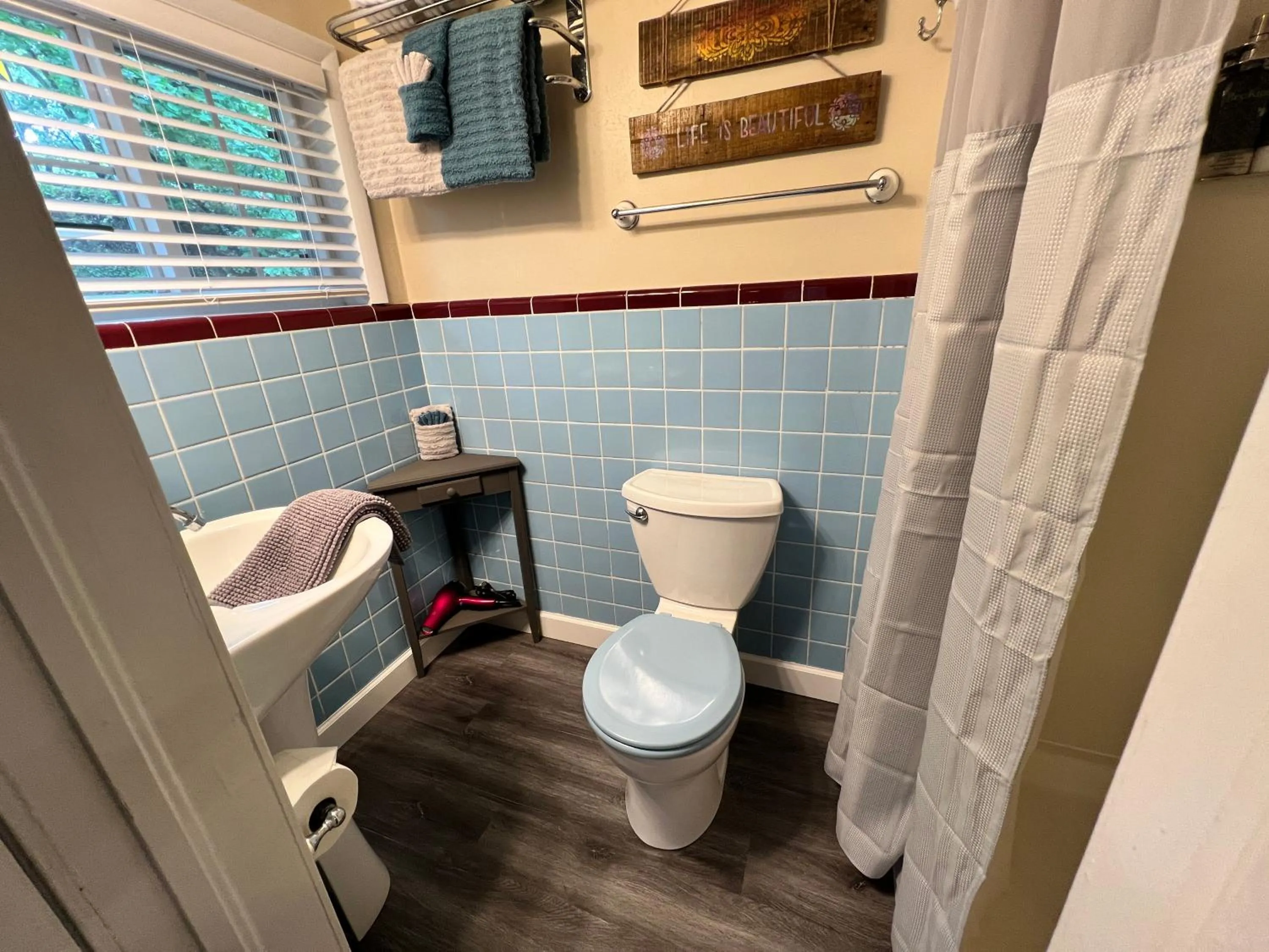 Bathroom in Sherwood Court Cottages & Guest Rooms