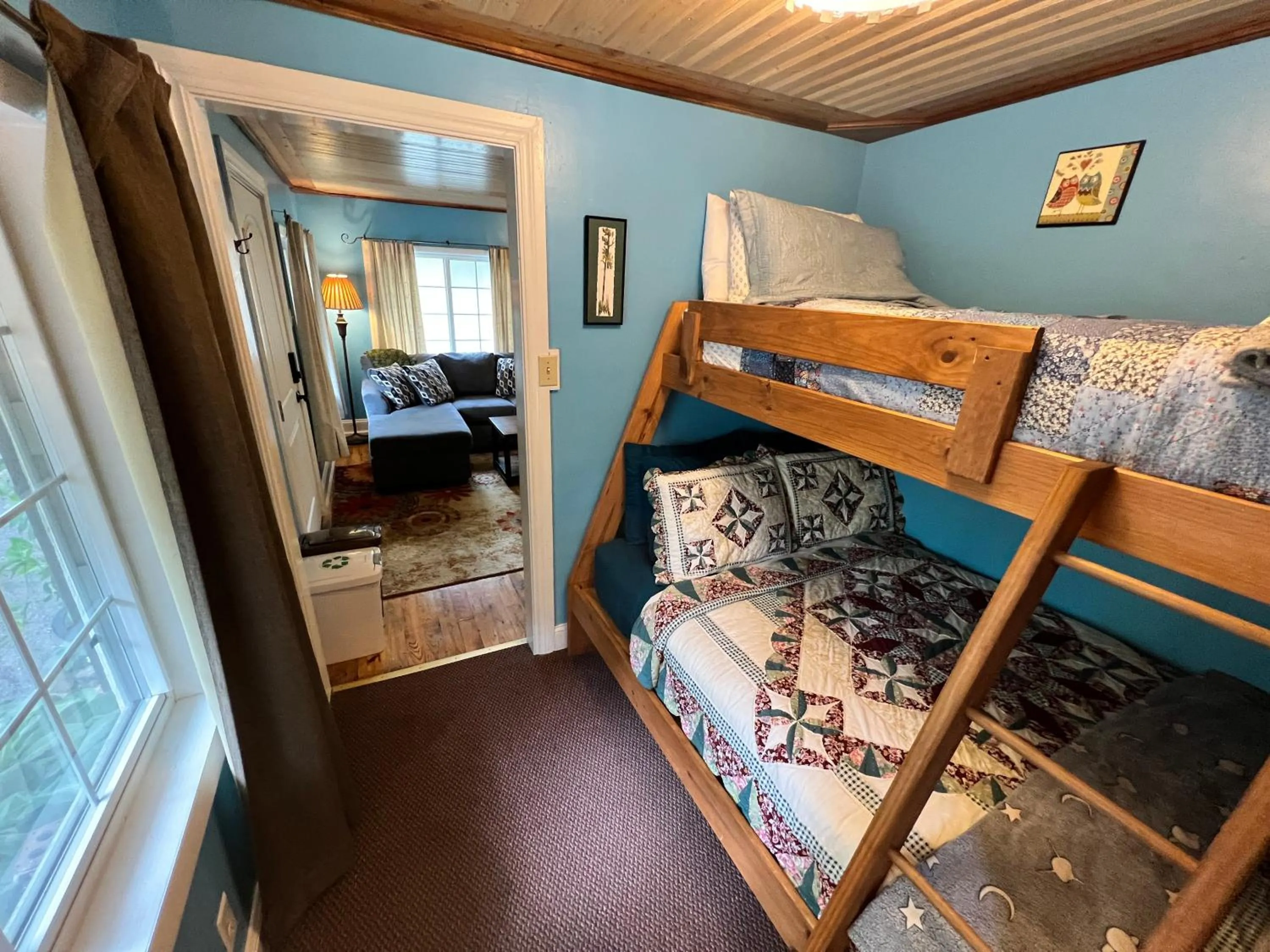 Bedroom, Bed in Sherwood Court Cottages & Guest Rooms