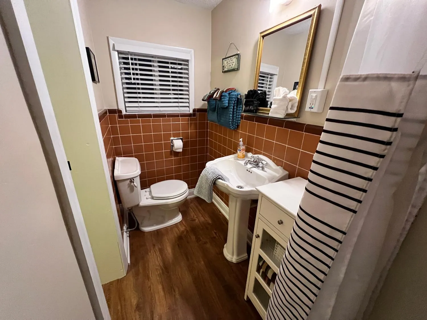 Bathroom in Sherwood Court Cottages & Guest Rooms