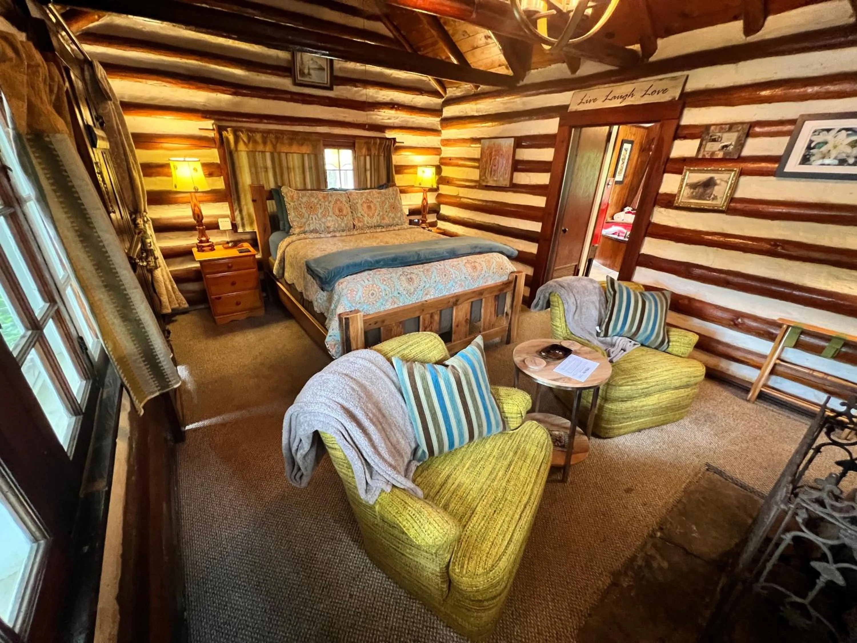 Bed in Sherwood Court Cottages & Guest Rooms