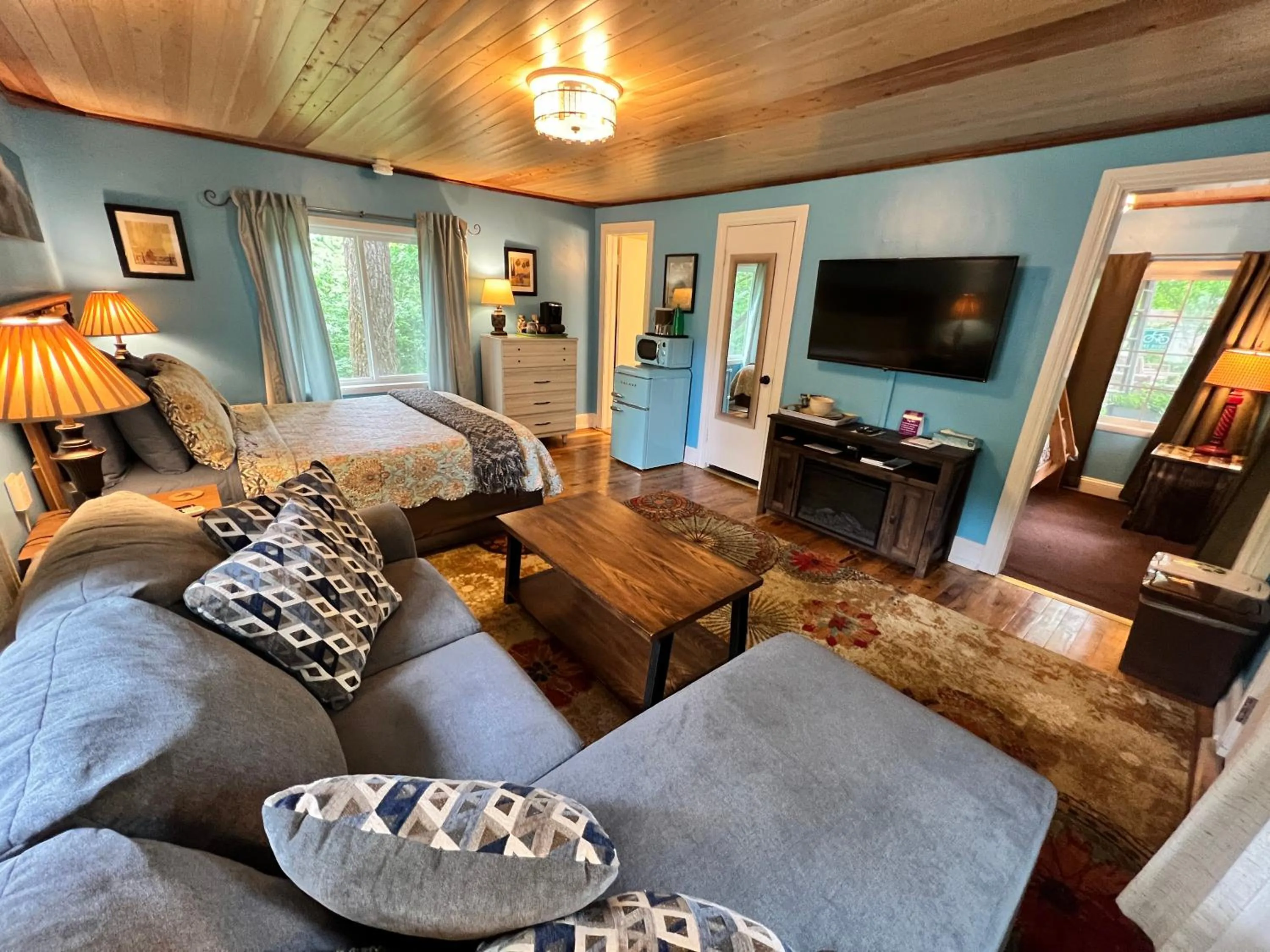 TV and multimedia in Sherwood Court Cottages & Guest Rooms