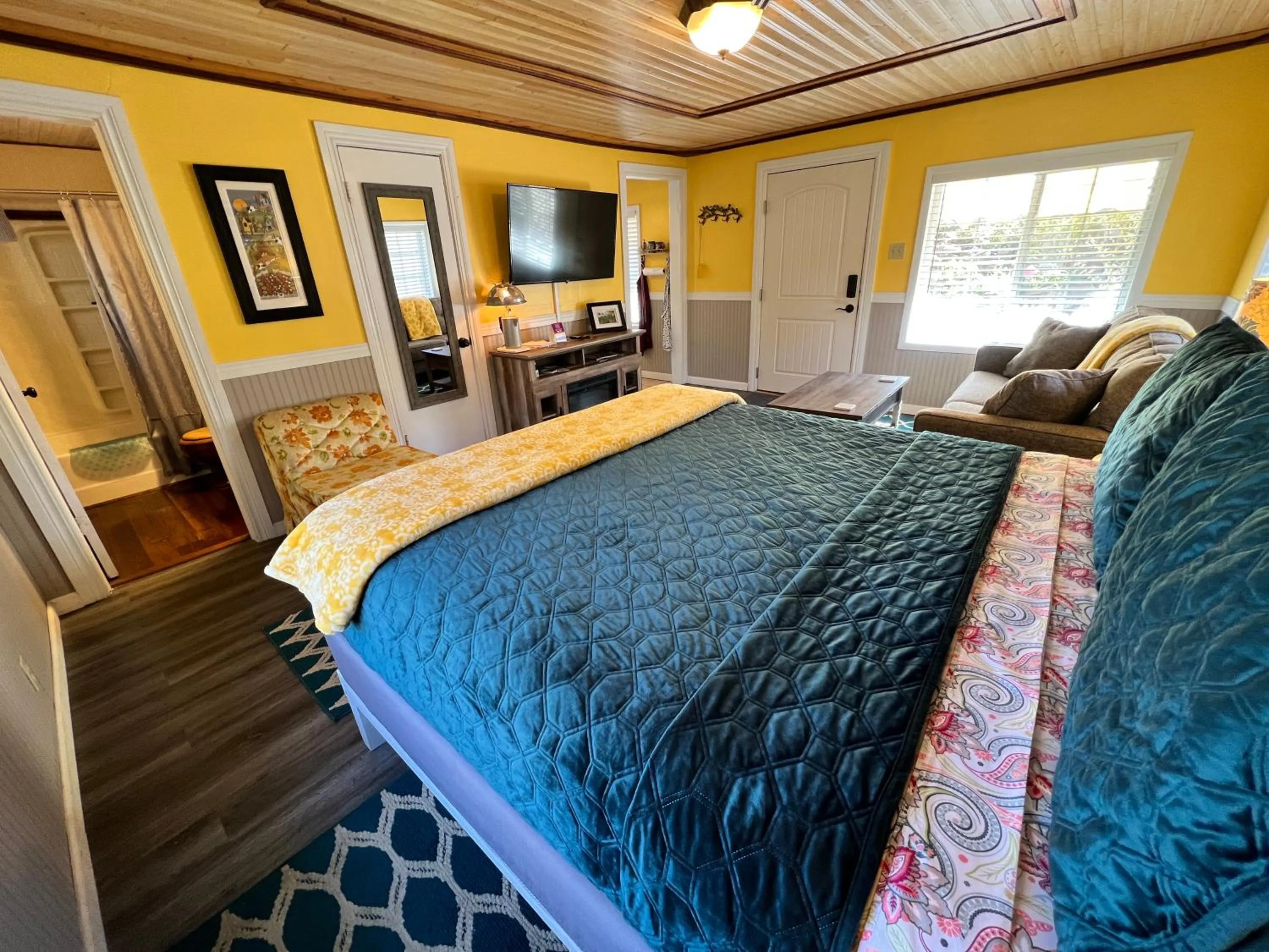 Bed in Sherwood Court Cottages & Guest Rooms