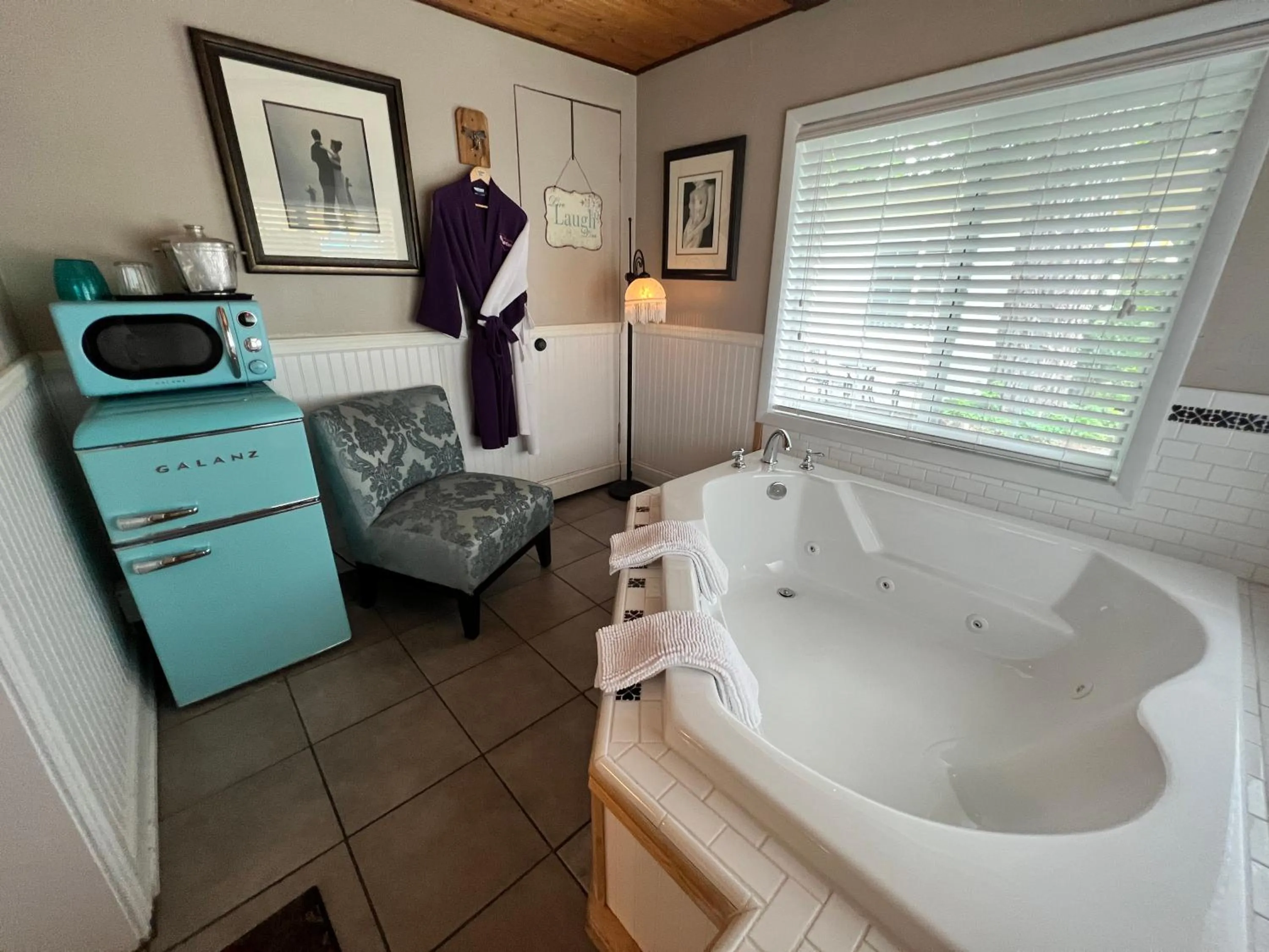 Hot Tub in Sherwood Court Cottages & Guest Rooms