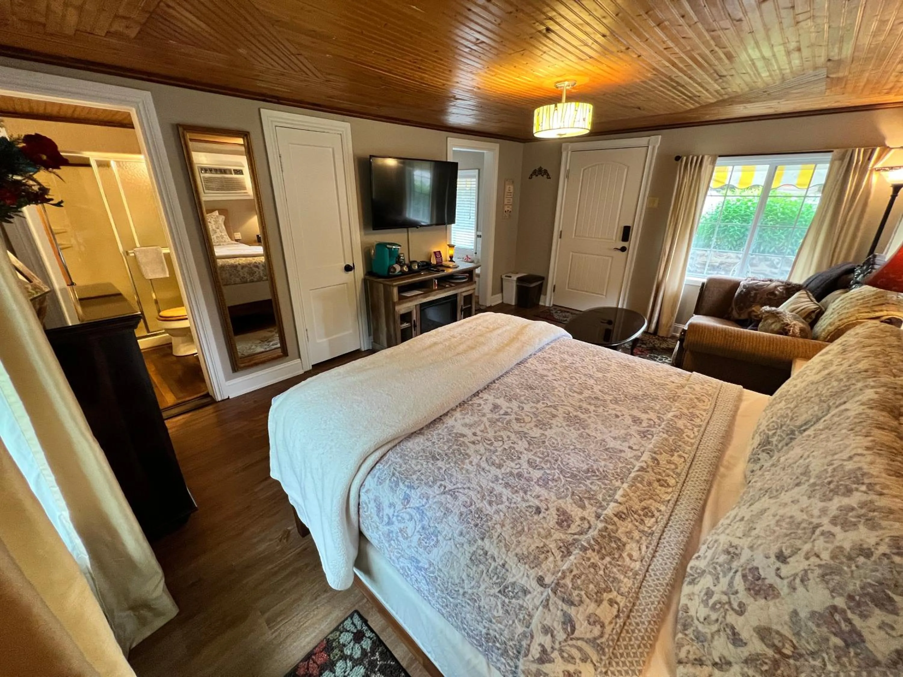 TV and multimedia, Bed in Sherwood Court Cottages & Guest Rooms