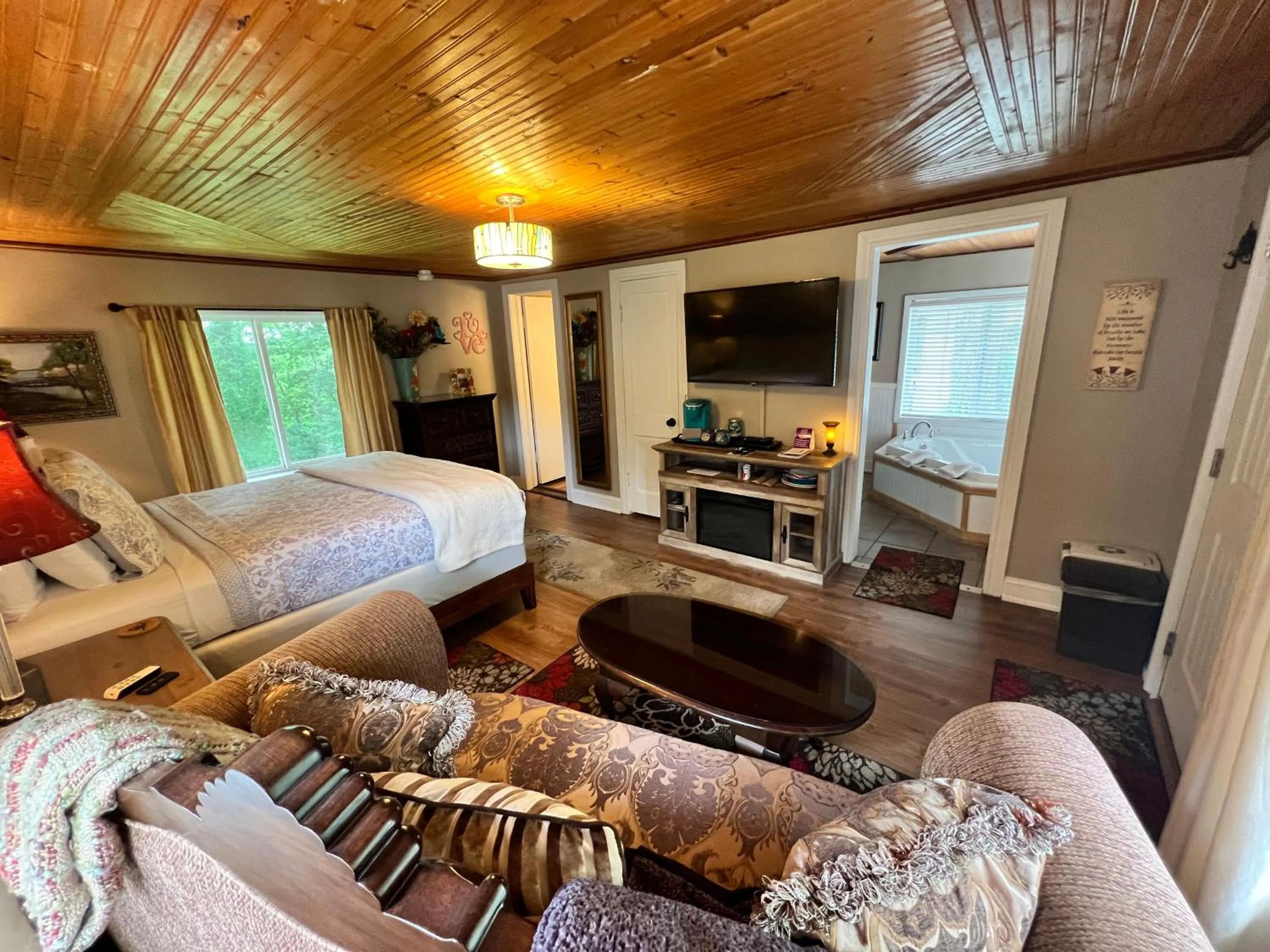 TV and multimedia in Sherwood Court Cottages & Guest Rooms