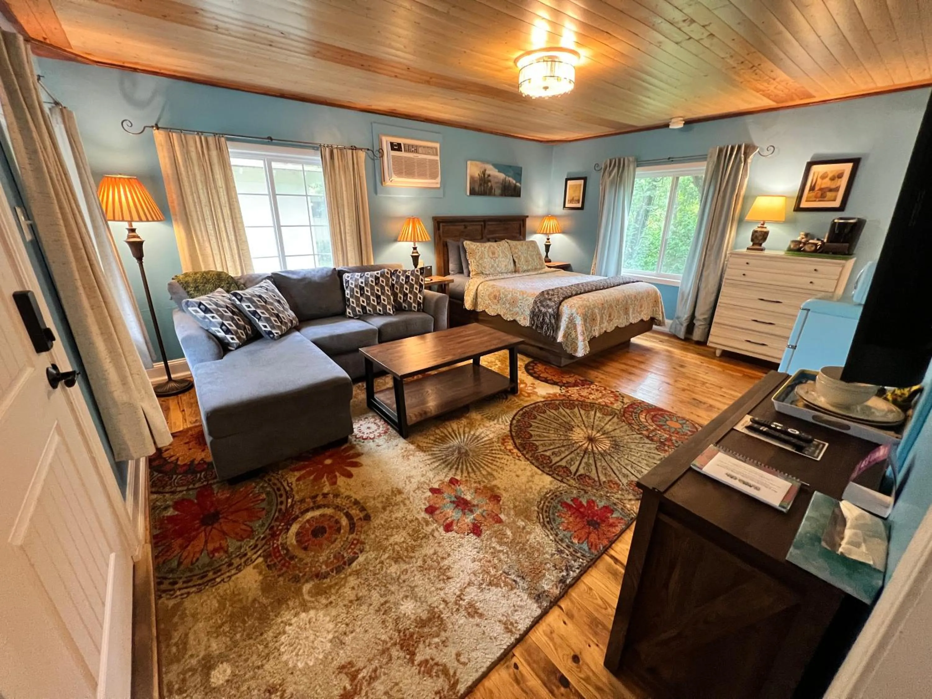 Bed in Sherwood Court Cottages & Guest Rooms