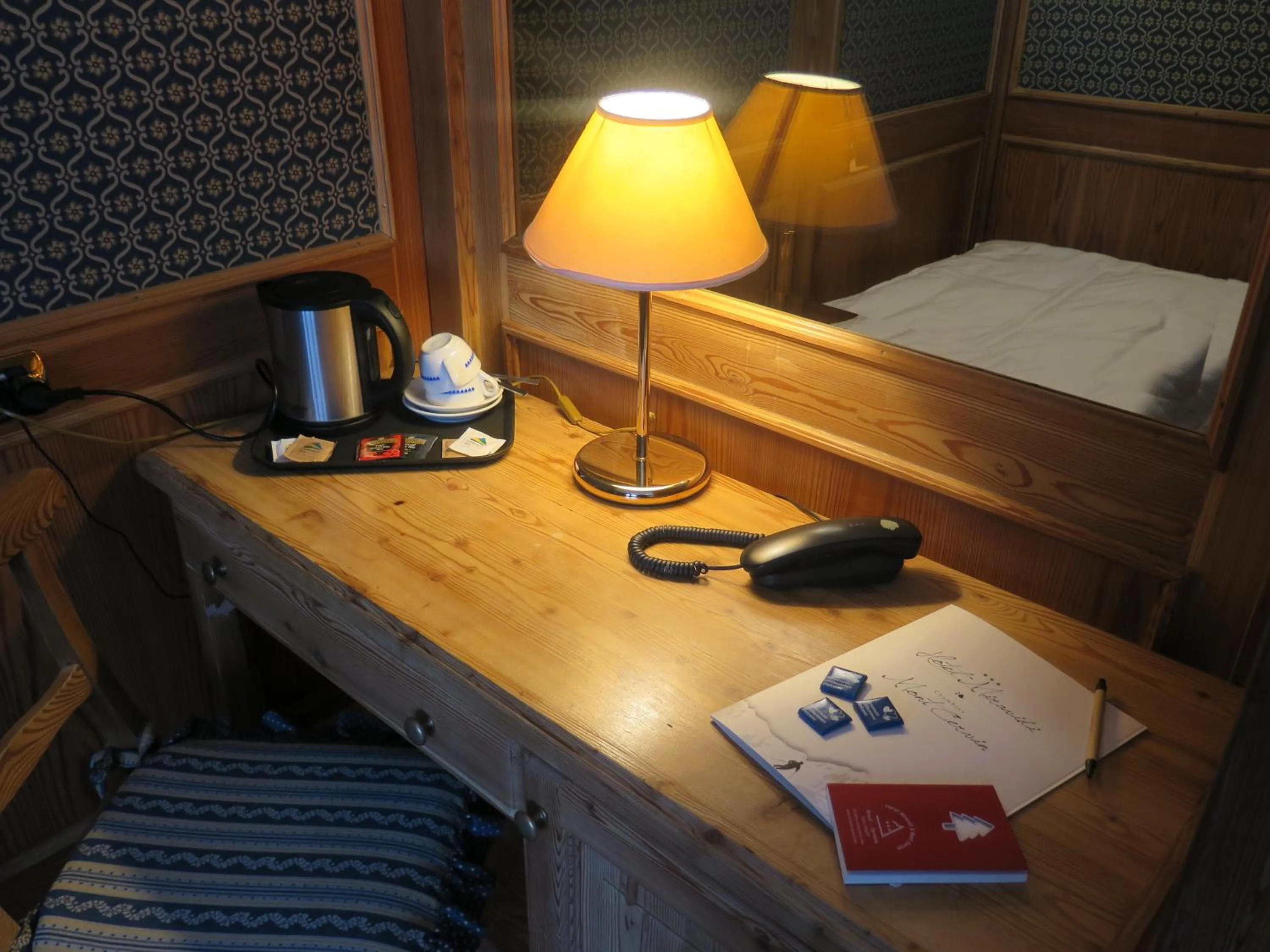 Coffee/tea facilities, Bed in Chambres Mont Cervin