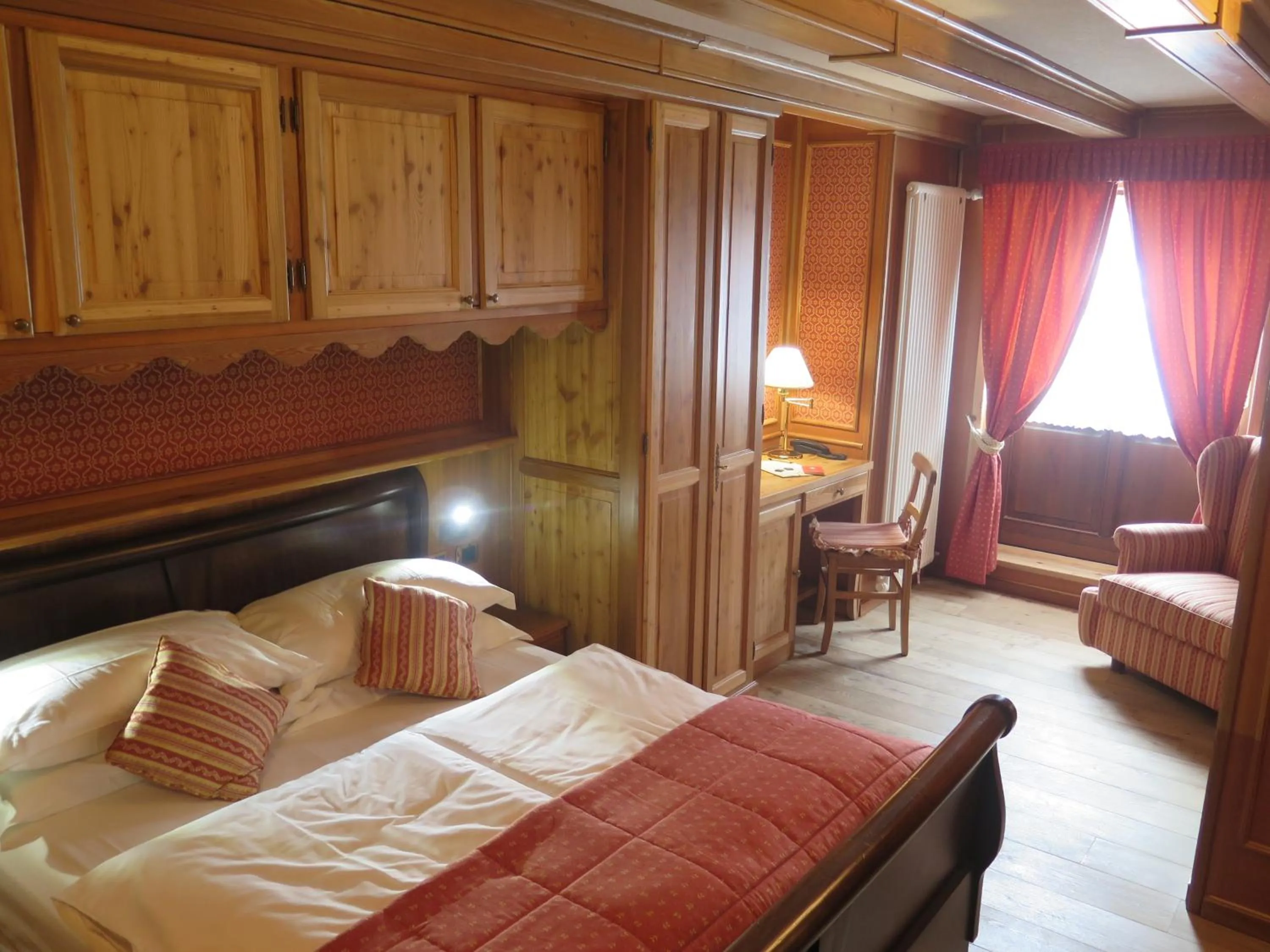 Photo of the whole room, Bed in Chambres Mont Cervin