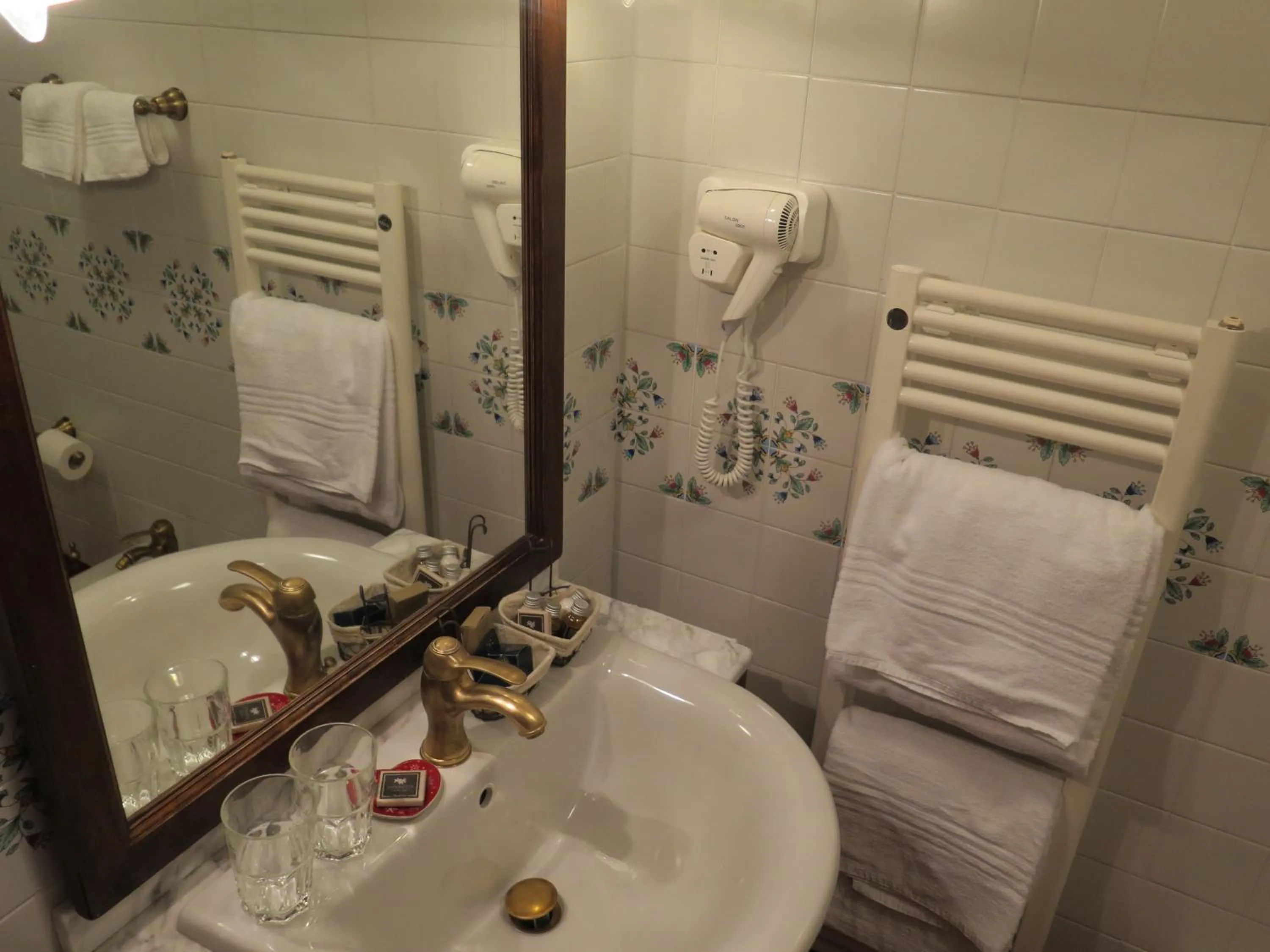 Bathroom, Bed in Chambres Mont Cervin