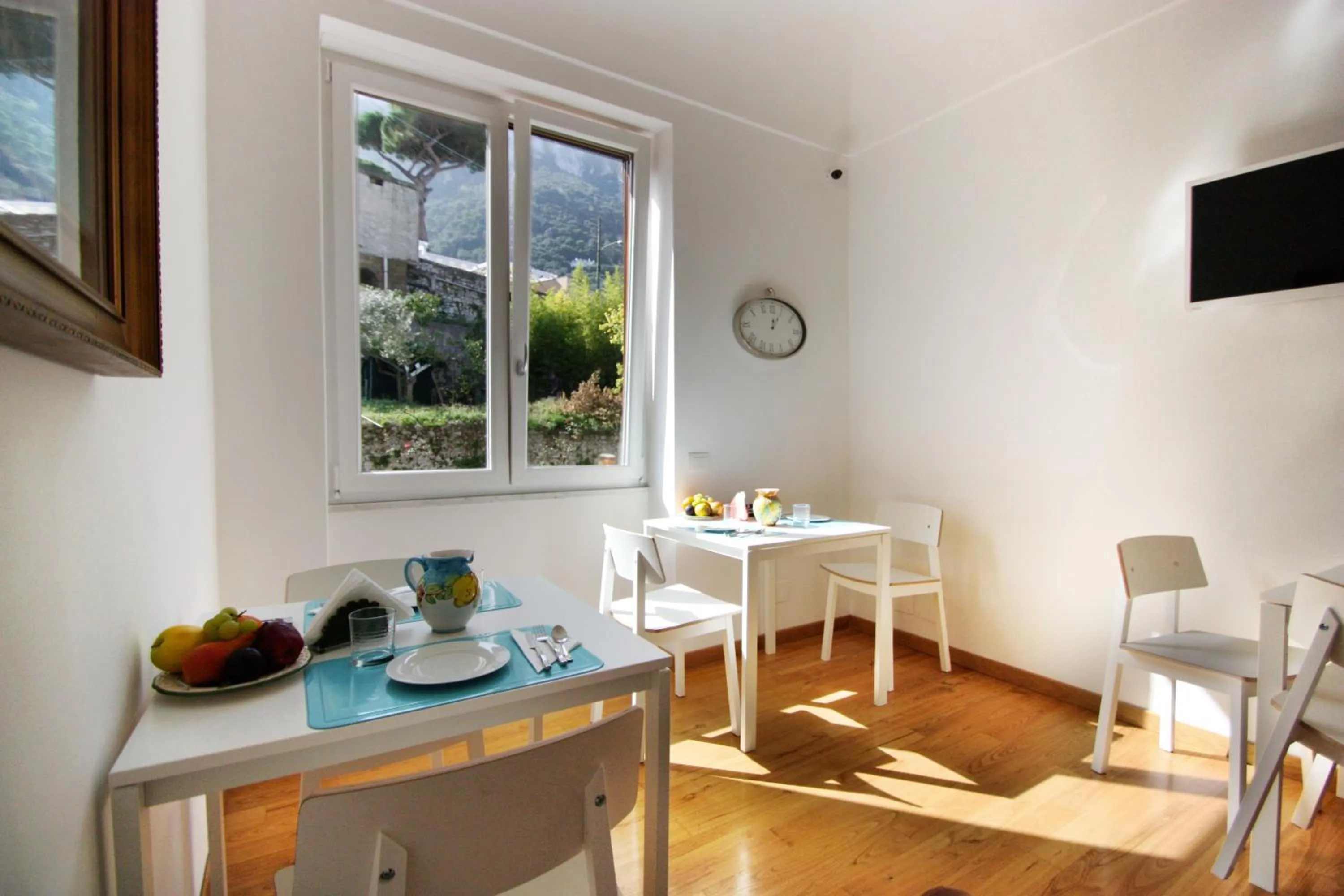 Restaurant/places to eat in Capri Inn