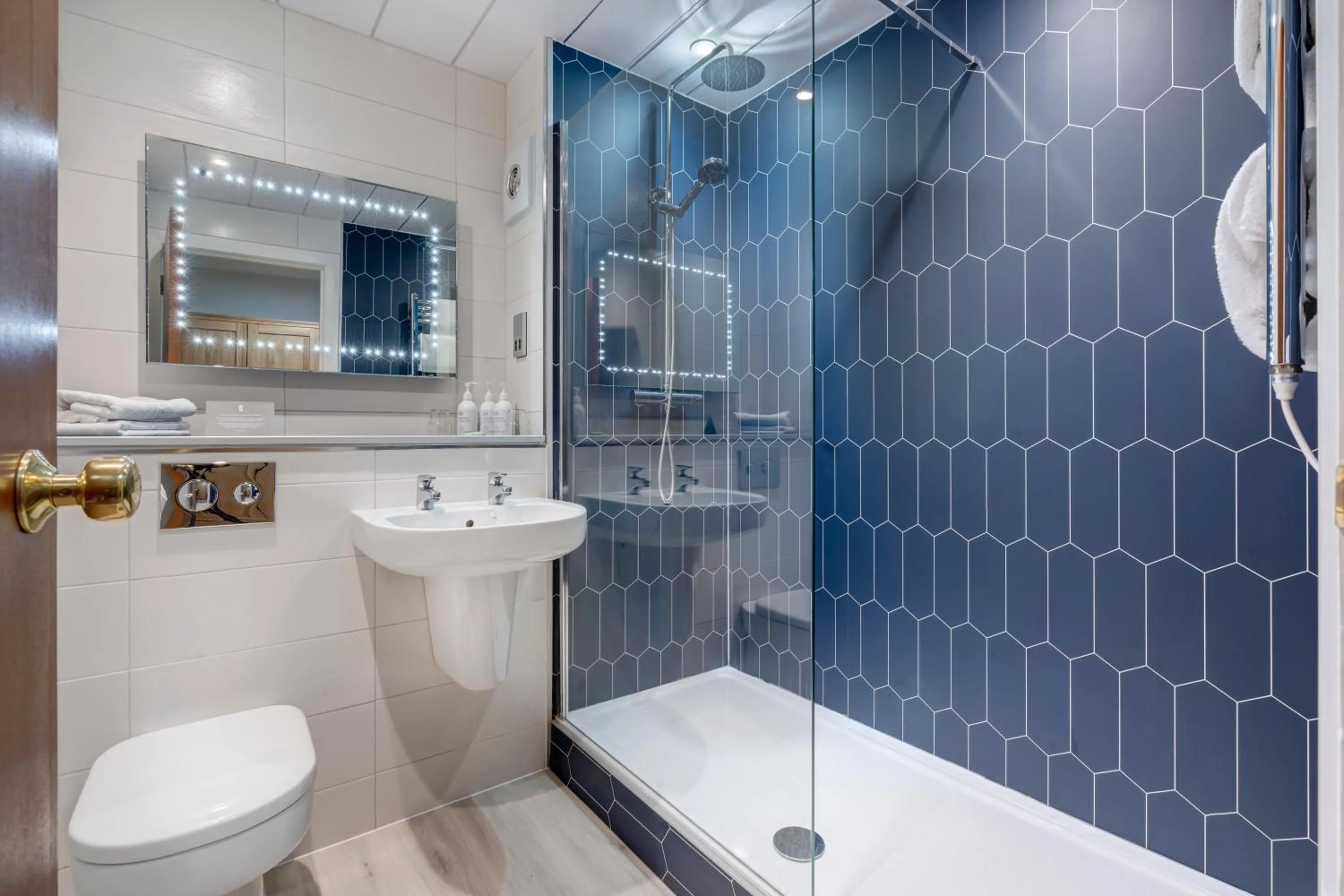 Shower in The Crooklands, BW Signature Collection