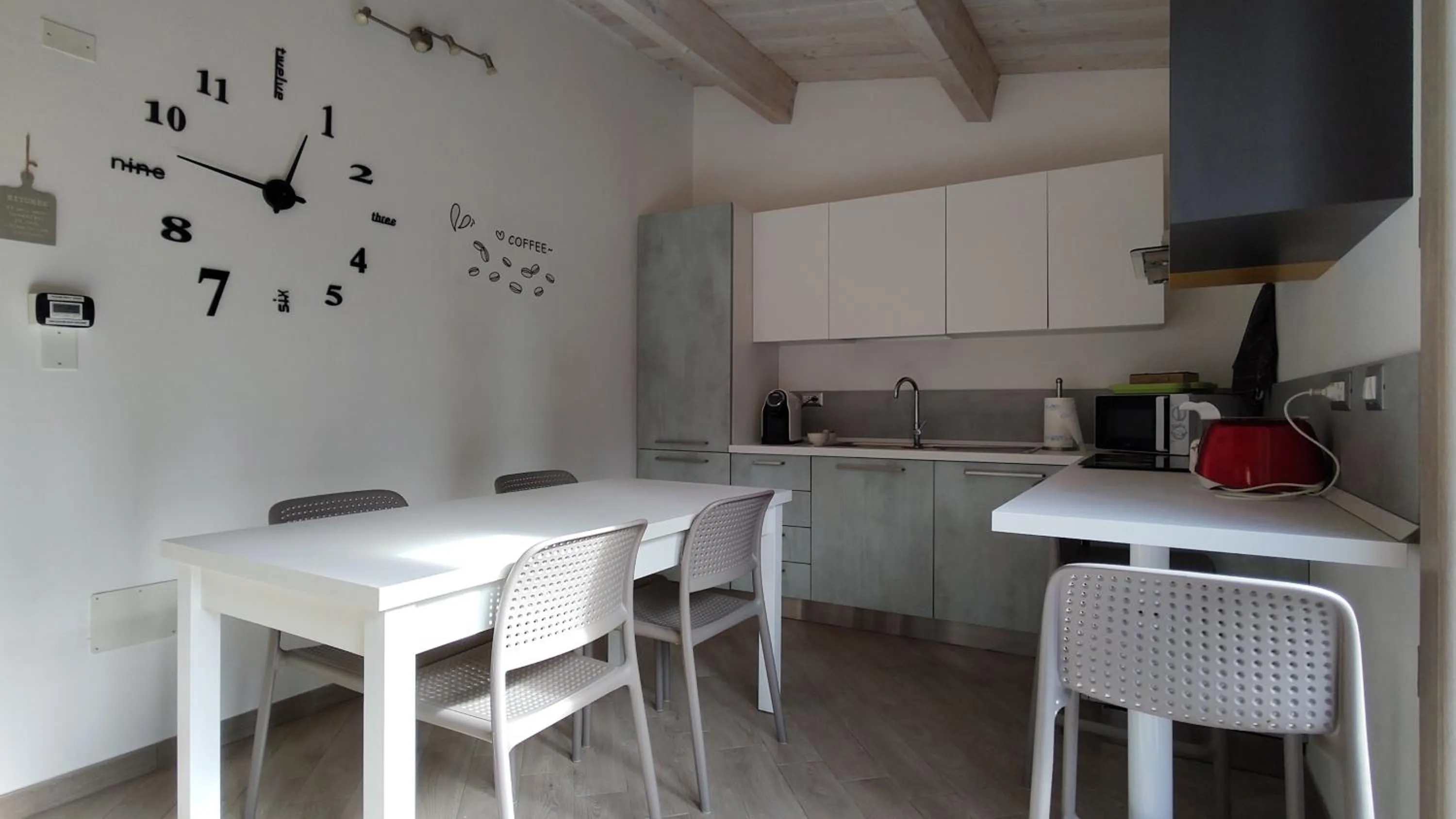 Seating area in Memento