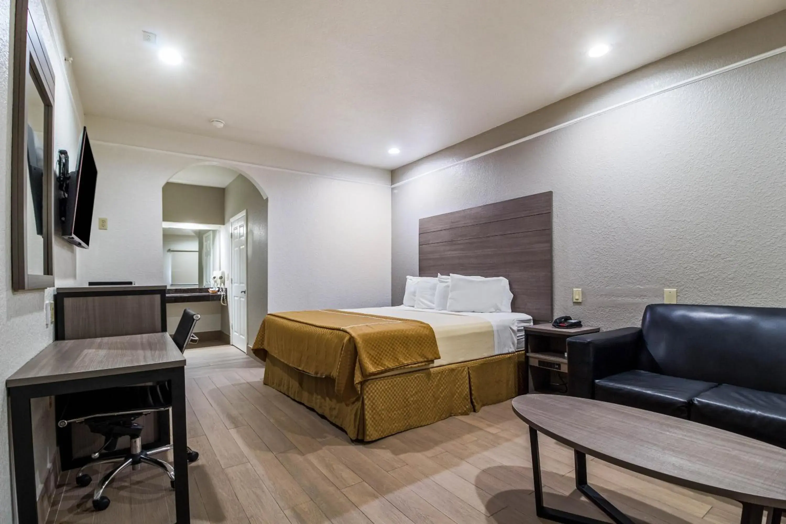 Bedroom, Bed in Scottish Inn and Suites Baytown Tx Bedroom, Bed in Scottish Inn and Suites Baytown Tx