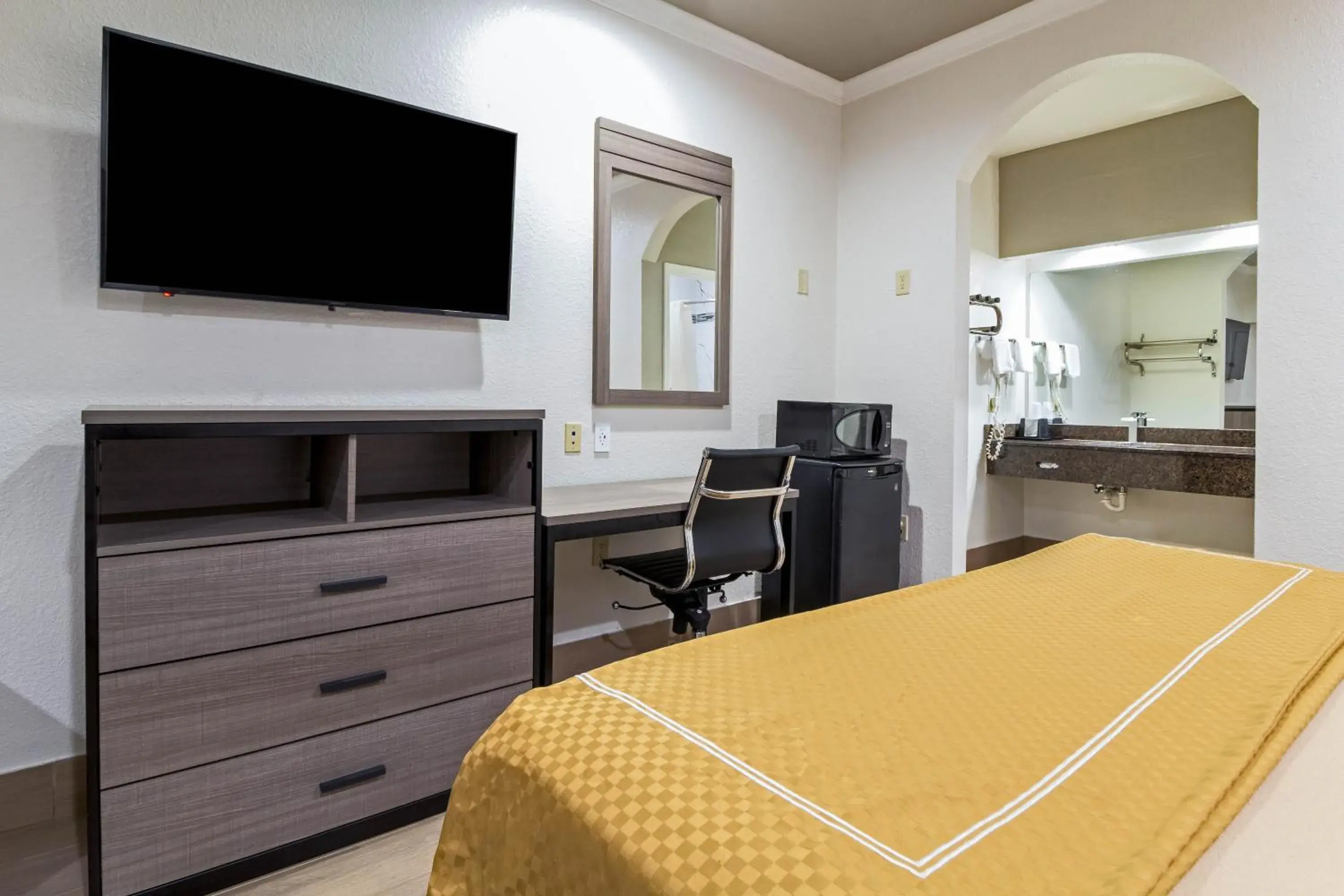 Bedroom, Bed in Scottish Inn and Suites Baytown Tx Bedroom, Bed in Scottish Inn and Suites Baytown Tx