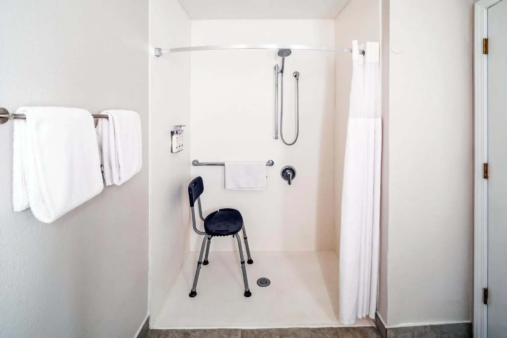 Standard Queen Room with Two Queen Beds and Mobility Accessible Roll-In Shower in Holiday Inn Express & Suites Del Rio by IHG Standard Queen Room with Two Queen Beds and Mobility Accessible Roll-In Shower in Holiday Inn Express & Suites Del Rio by IHG