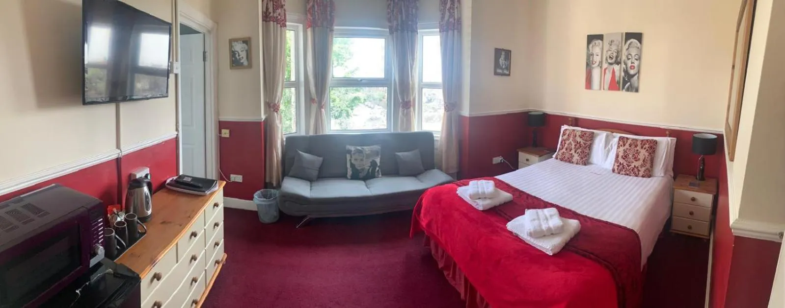 Living room, Bed in All Seasons Guest House