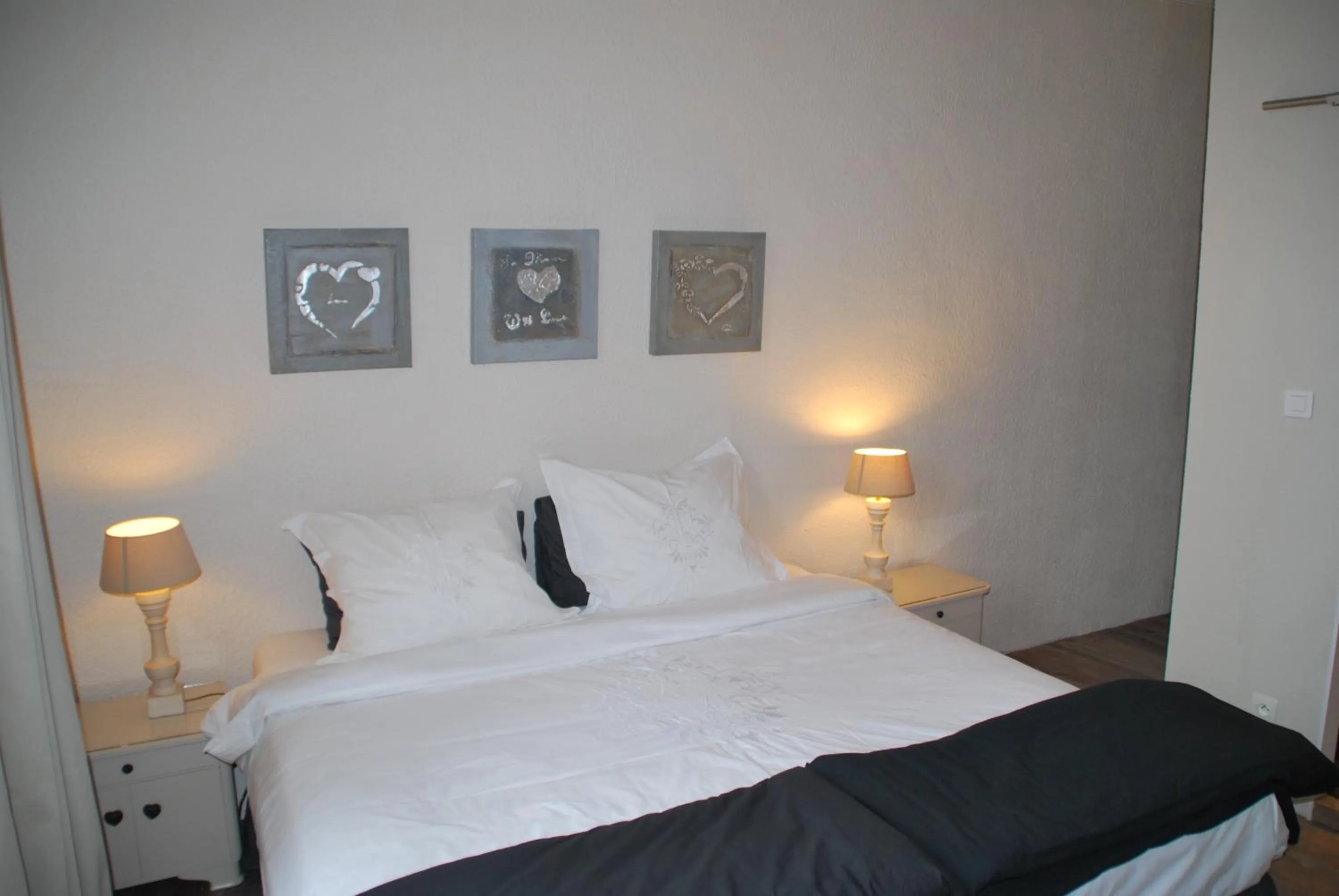 Photo of the whole room, Bed in La Maison au Puits