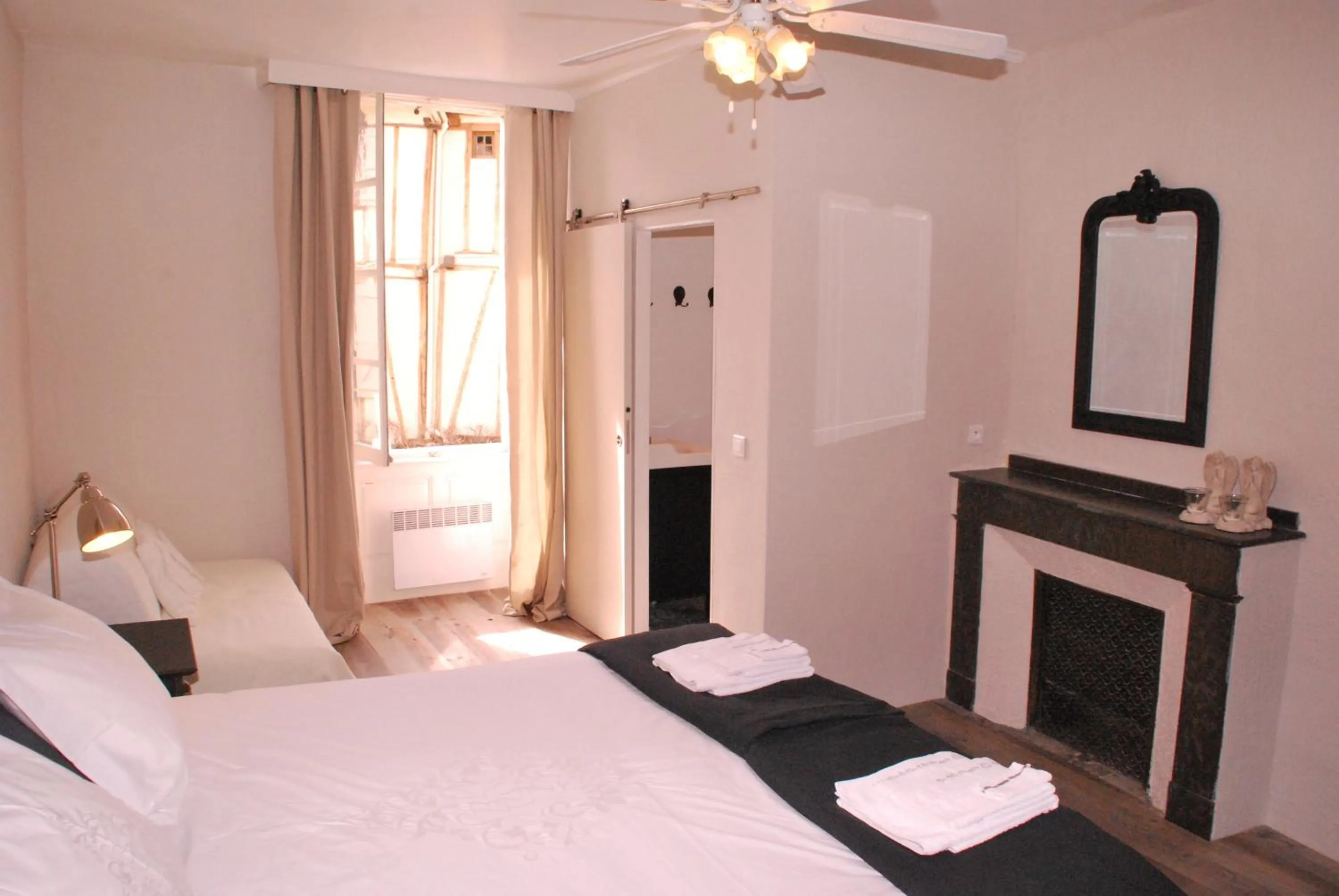 Decorative detail, Bed in La Maison au Puits