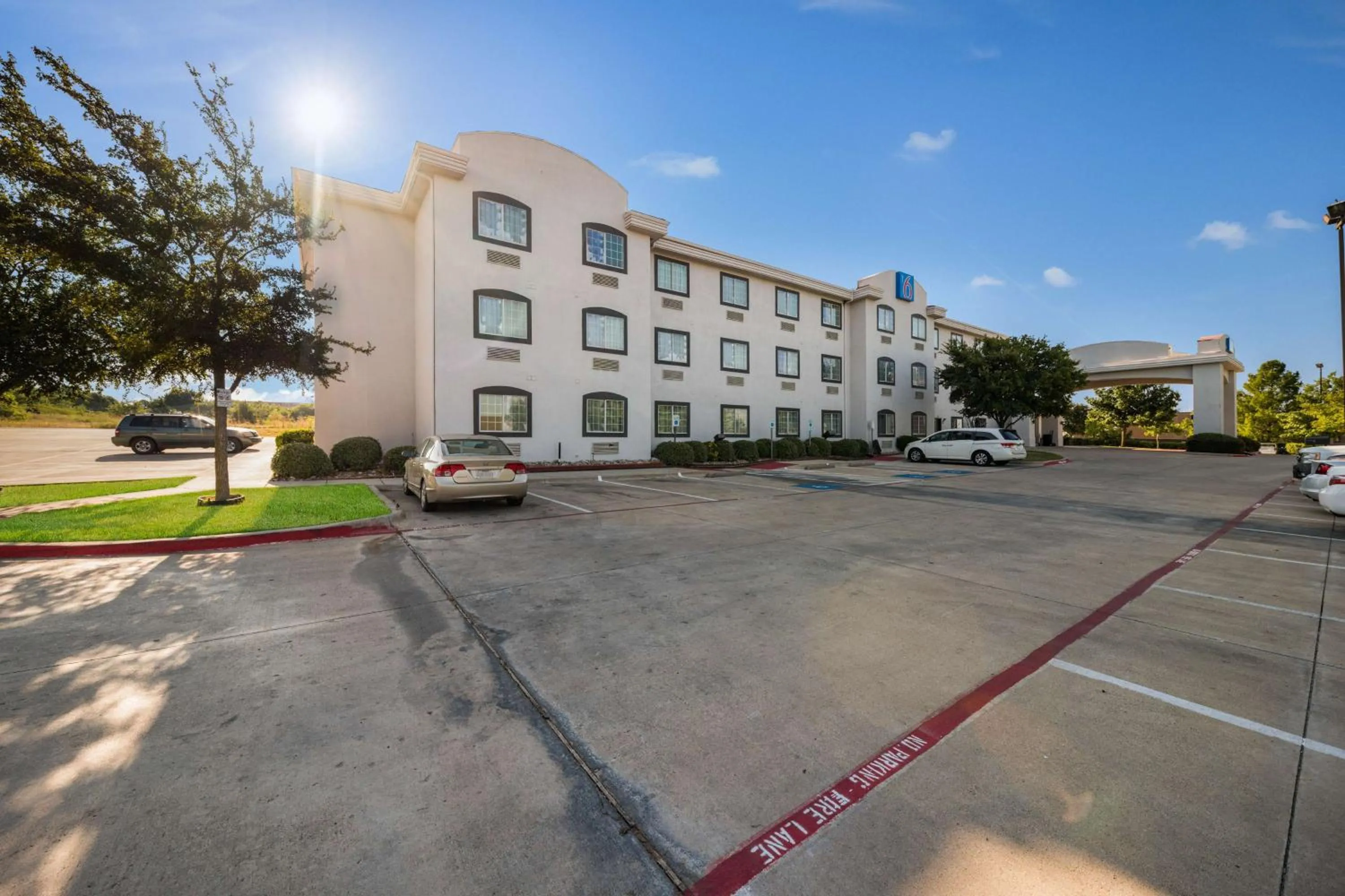 Property building in Motel 6-Decatur, TX