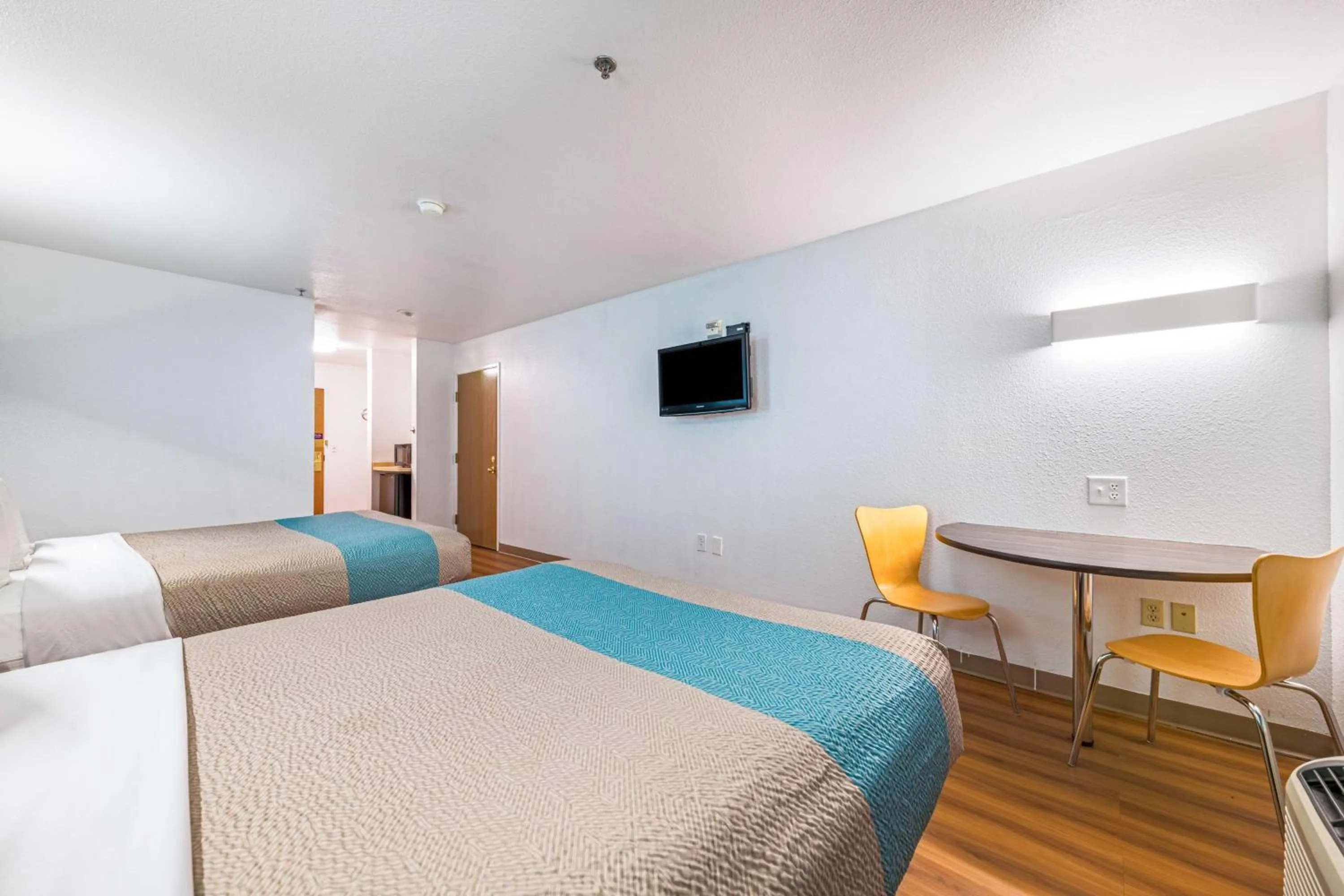 Photo of the whole room, Bed in Motel 6-Decatur, TX