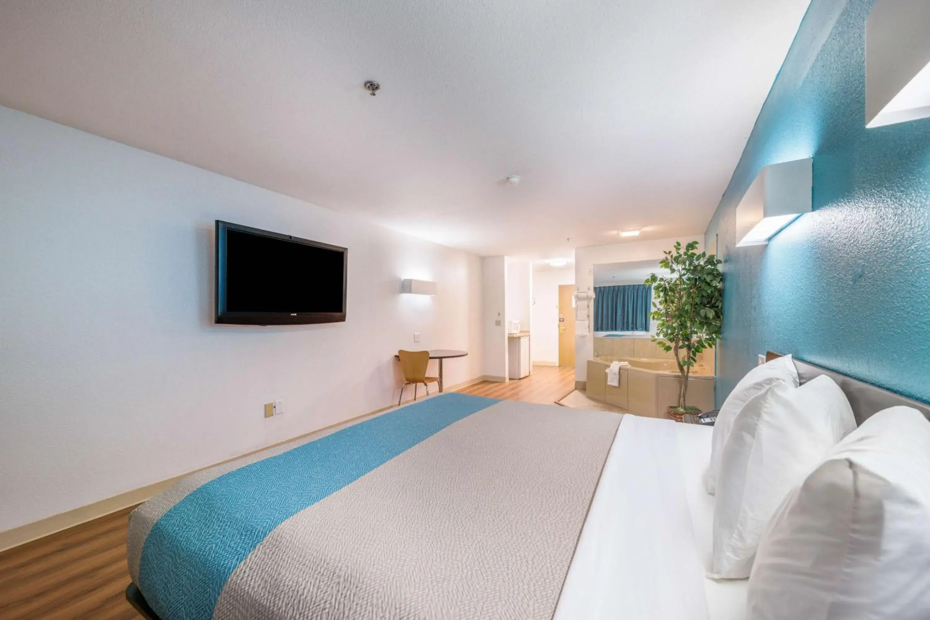 King Room - Disability Access - Non-Smoking in Motel 6-Decatur, TX King Room - Disability Access - Non-Smoking in Motel 6-Decatur, TX