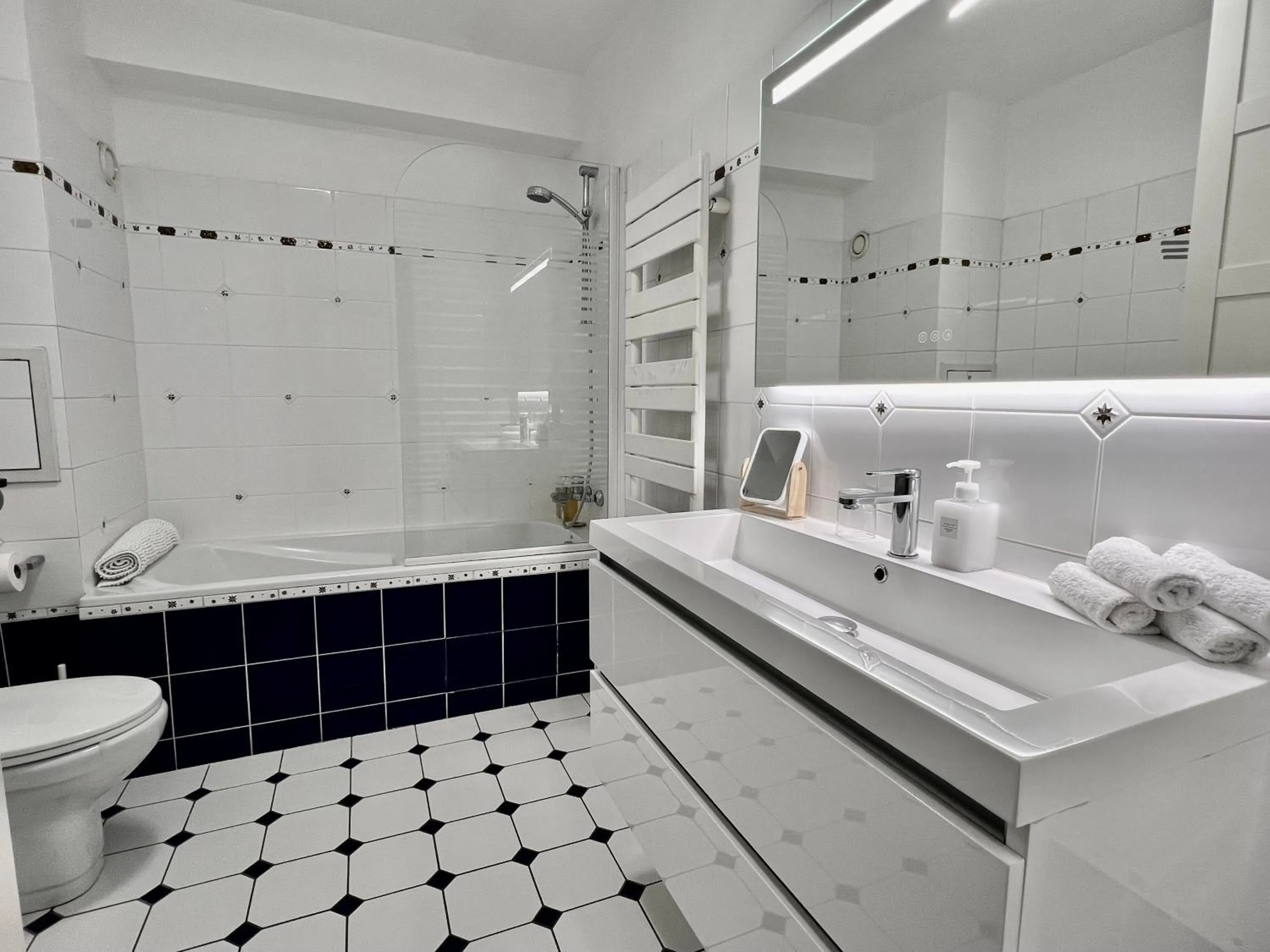 Shower in Maison Lavaud