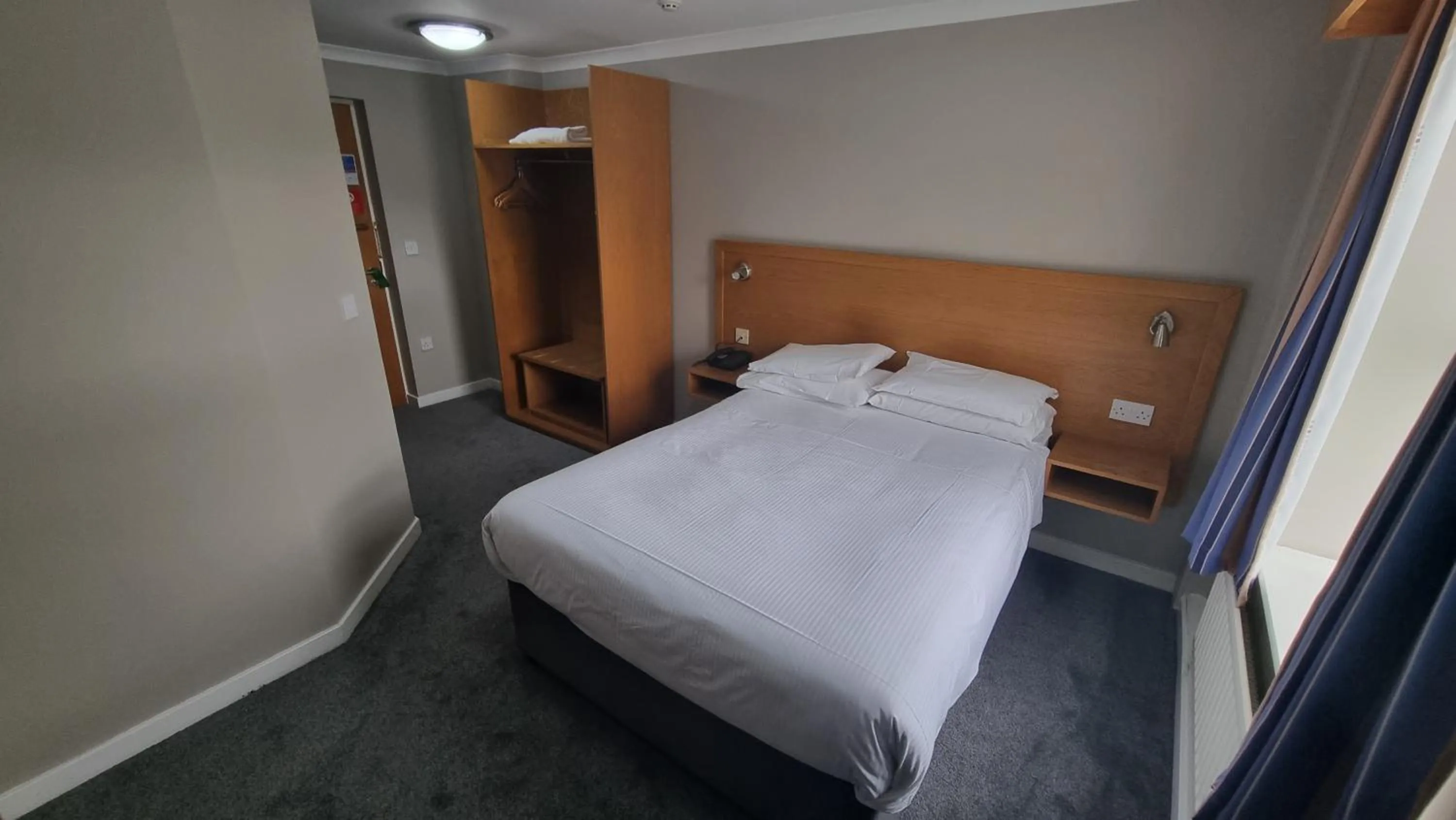 Bedroom, Bed in Burn Hall Hotel