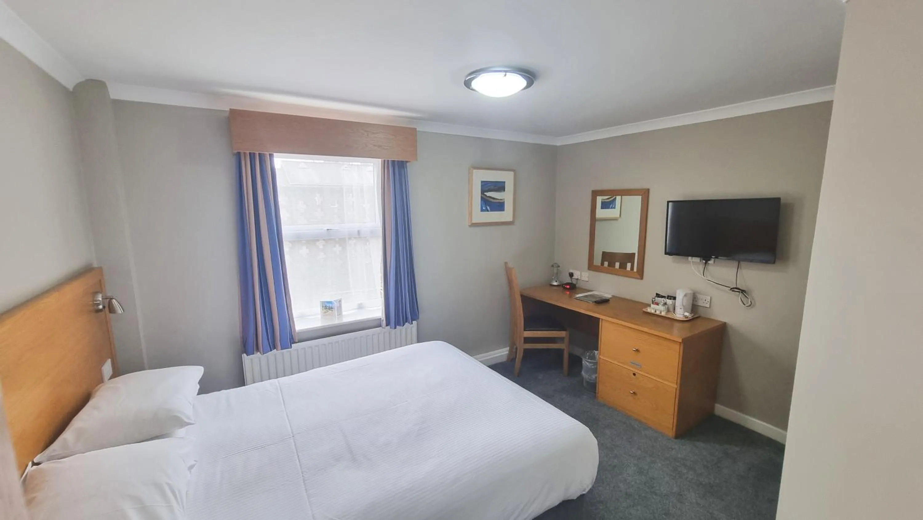 Bedroom, Bed in Burn Hall Hotel