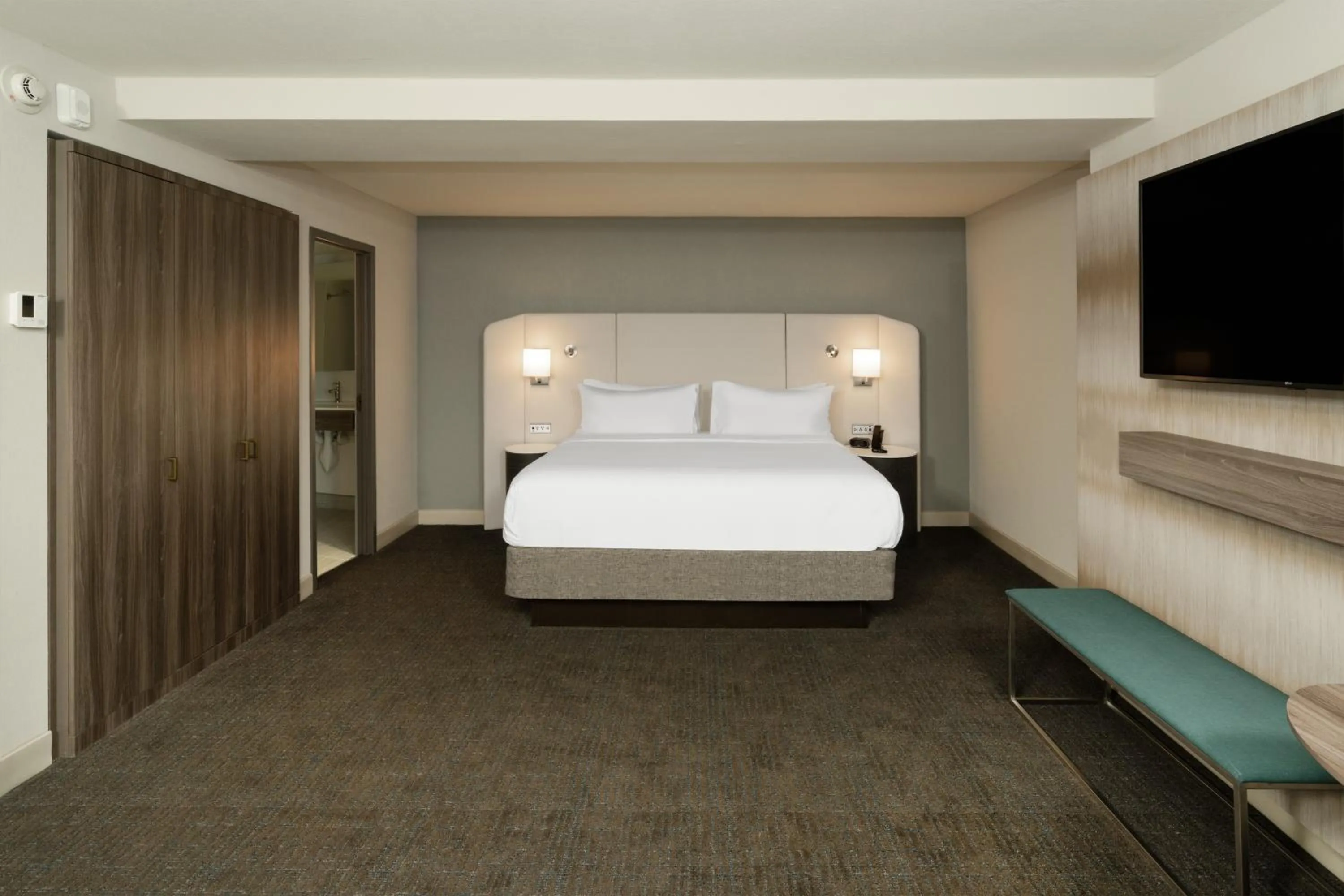 Guests, Bed in Crowne Plaza Atlanta NE - Norcross by IHG