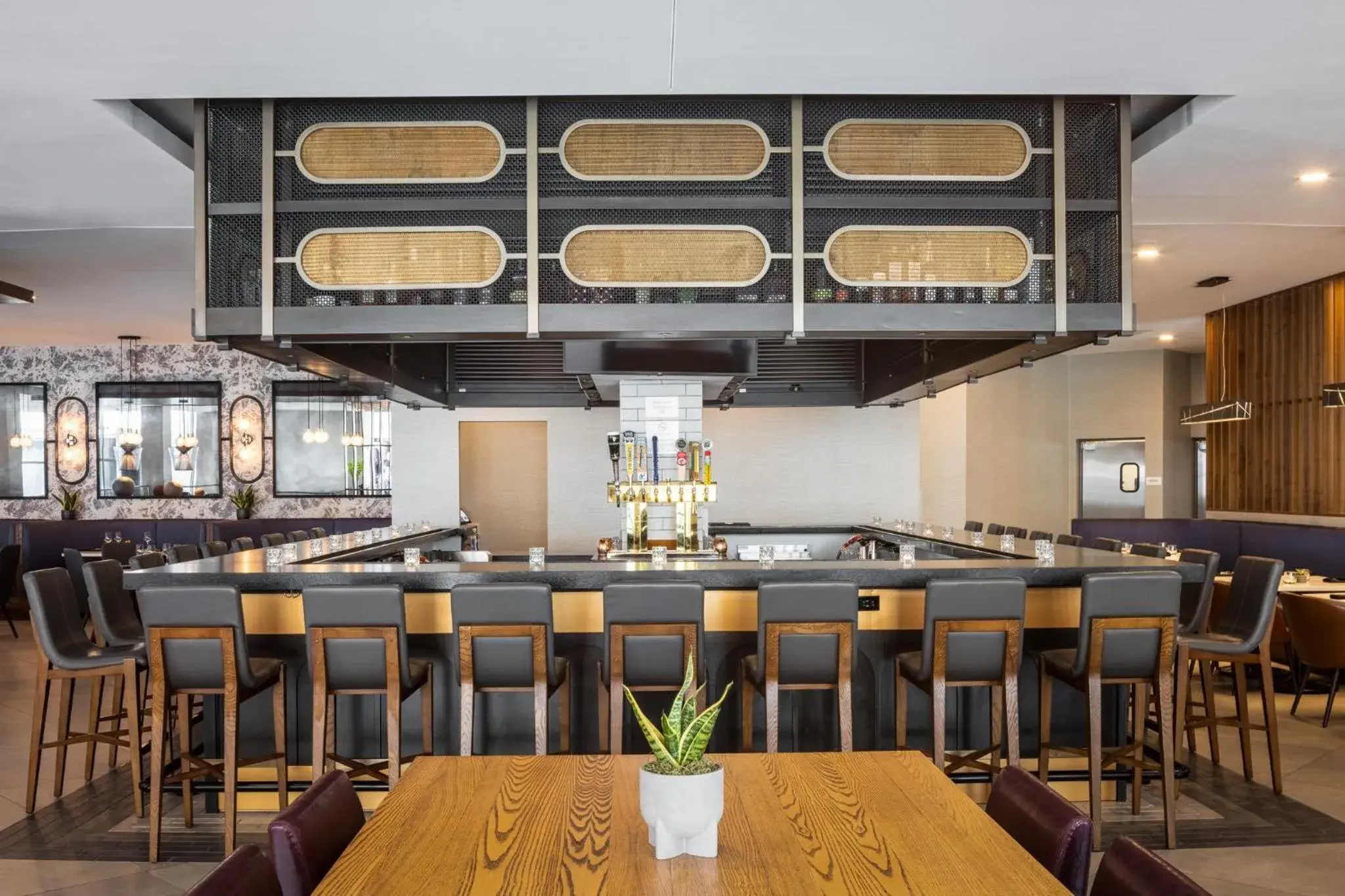 Lounge or bar in Crowne Plaza Atlanta NE - Norcross by IHG Lounge or bar in Crowne Plaza Atlanta NE - Norcross by IHG