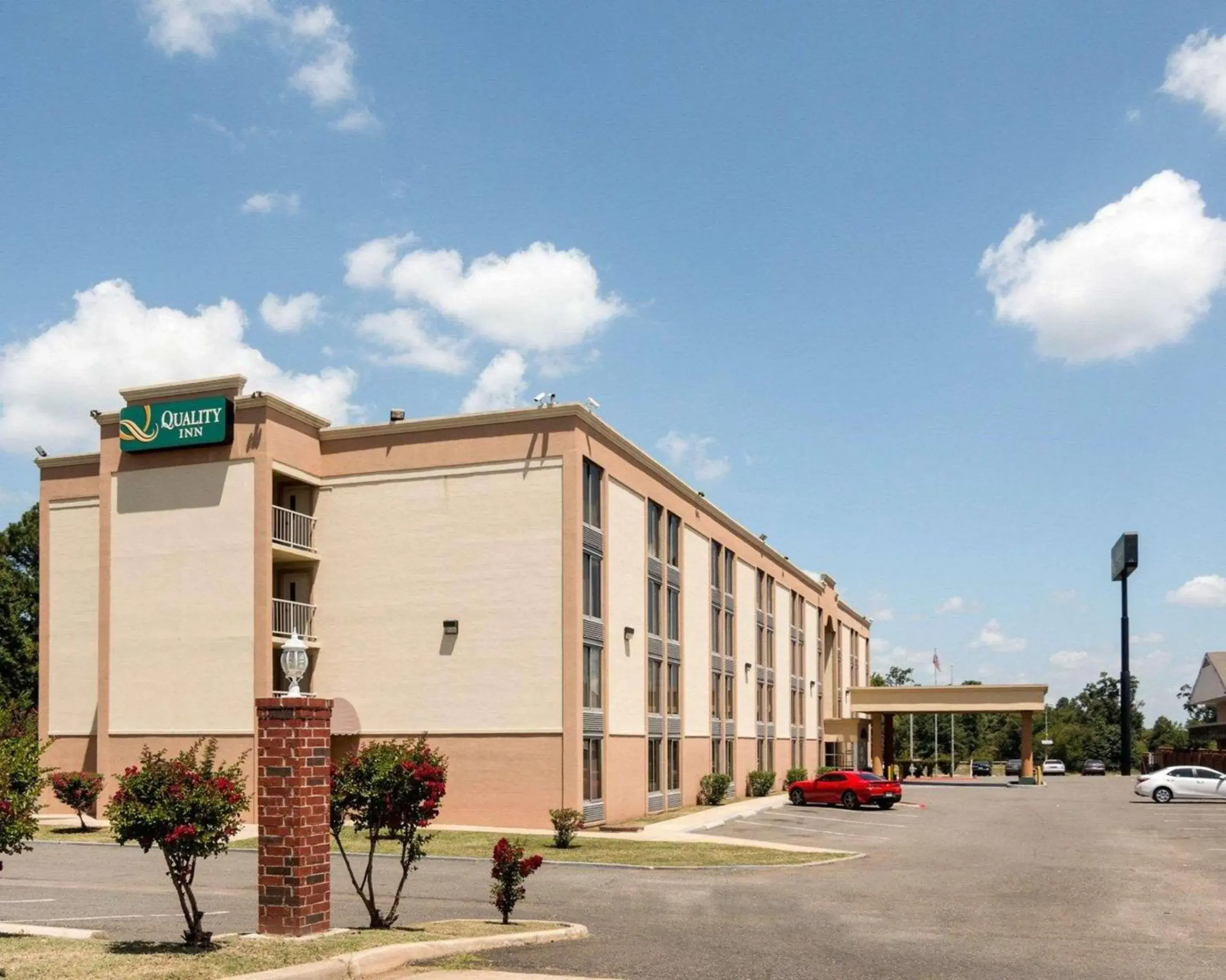 Property building in Quality Inn Shreveport Airport Property building in Quality Inn Shreveport Airport
