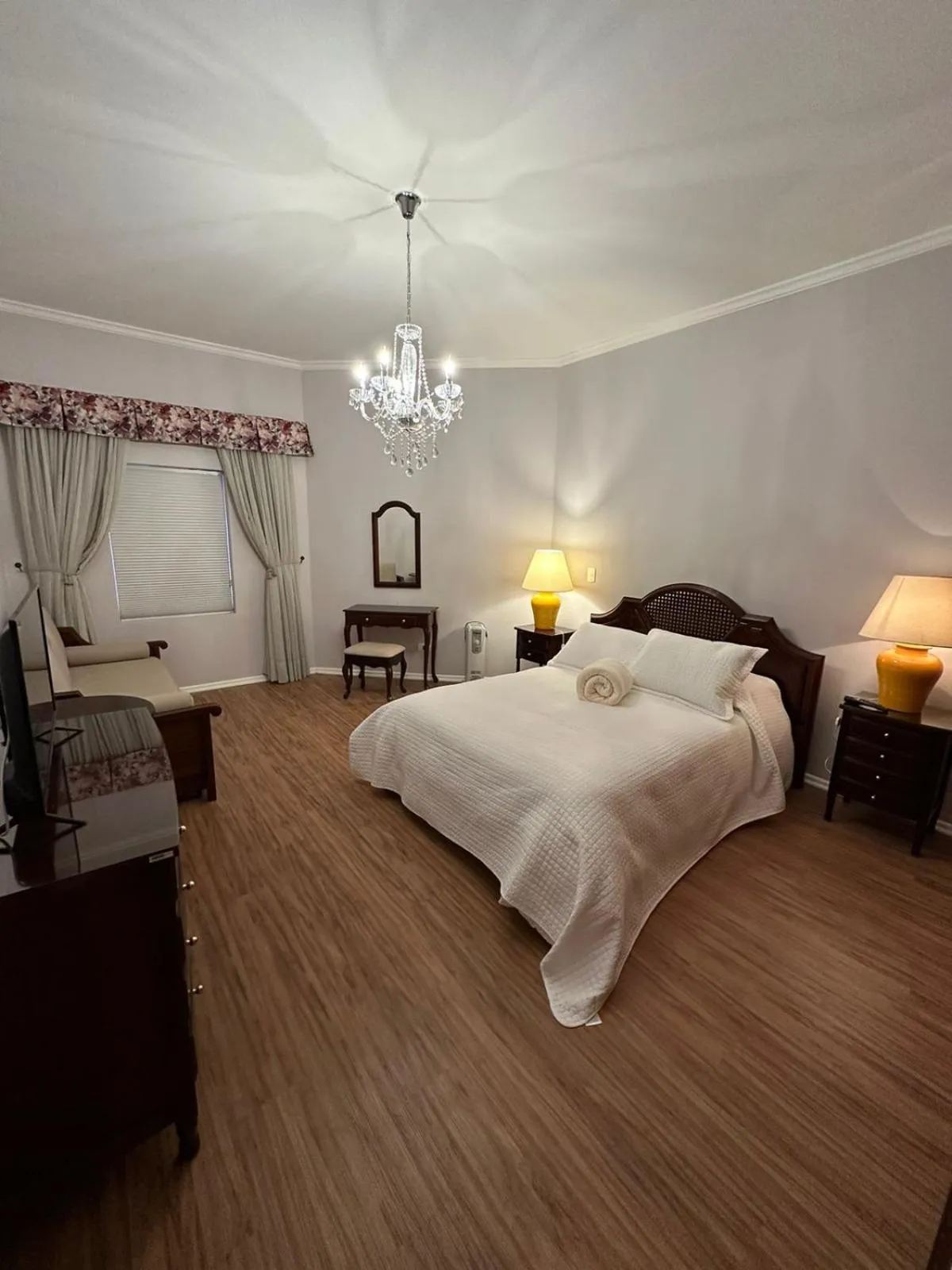 Bed in Center Suiço Flats