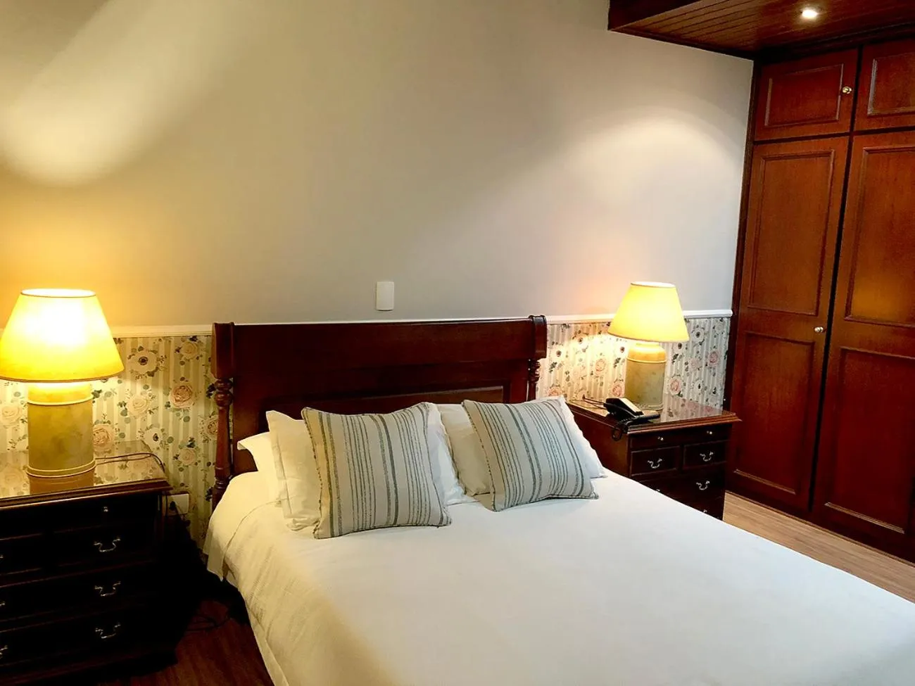 Bed in Center Suiço Flats