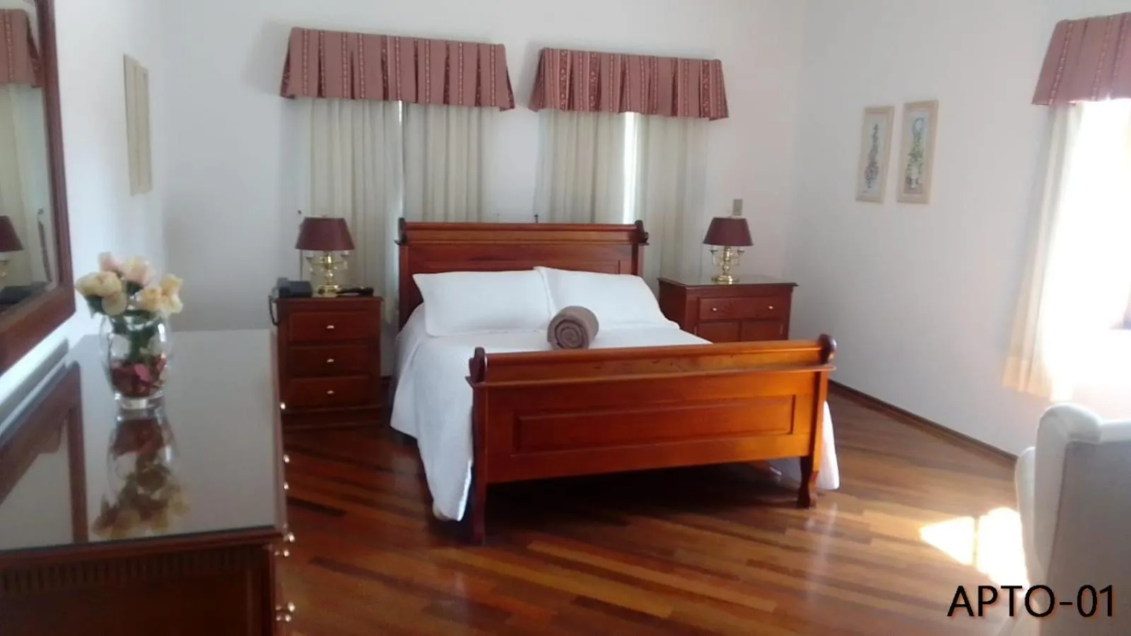 Bed in Center Suiço Flats